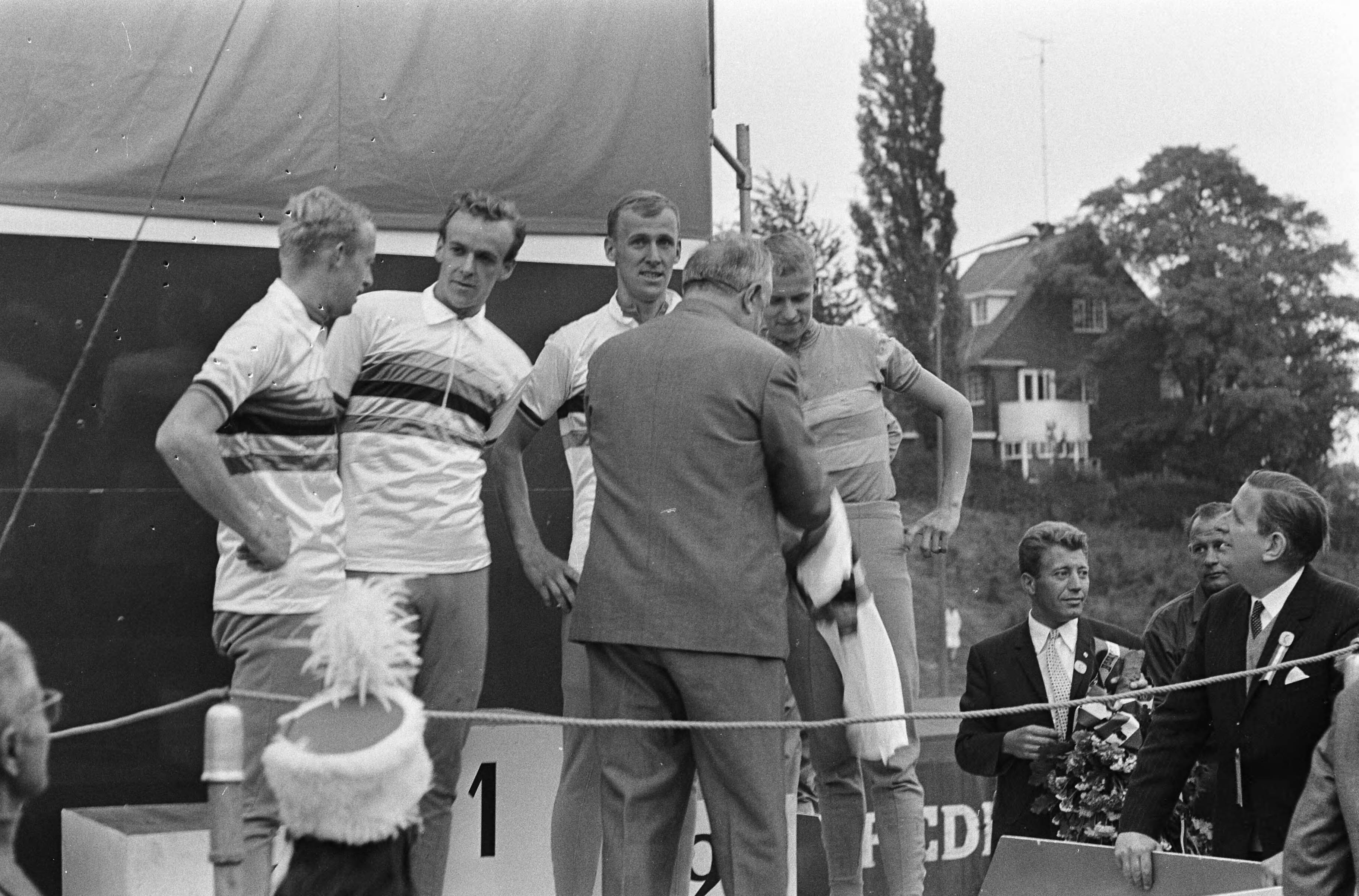 Fotocollectie Anefo — WK Wielrennen op de weg te Heerlen. De Nederlandse ploeg in aktie. De Zweden trekken regenboogtrui aan — Foto: Merk, Ben / Anefo. Licentie: Set B: Rechtenvrij / Publiek Domein. Bron: Nationaal Archief. http://hdl.handle.net/10648/ab255342-d0b4-102d-bcf8-003048976d84