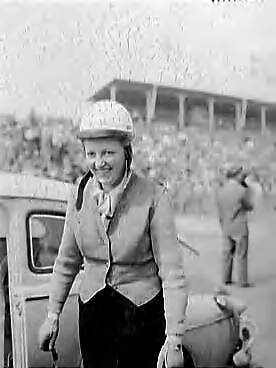Tulpenrallye 1958 — Snelheidsproeven van de tiende internationale Tulpenrallye op het circuit van Zandvoort. [Navigator] Ruth Lautmann (Duitsland), winnaar Tulpenralley, [met bestuurder G. Kolwes, in een Volvo] — Foto: Bilsen, Joop van / Anefo. Licentie: Set B: Rechtenvrij / Publiek Domein. Bron: Nationaal Archief. http://hdl.handle.net/10648/a97affc4-d0b4-102d-bcf8-003048976d84