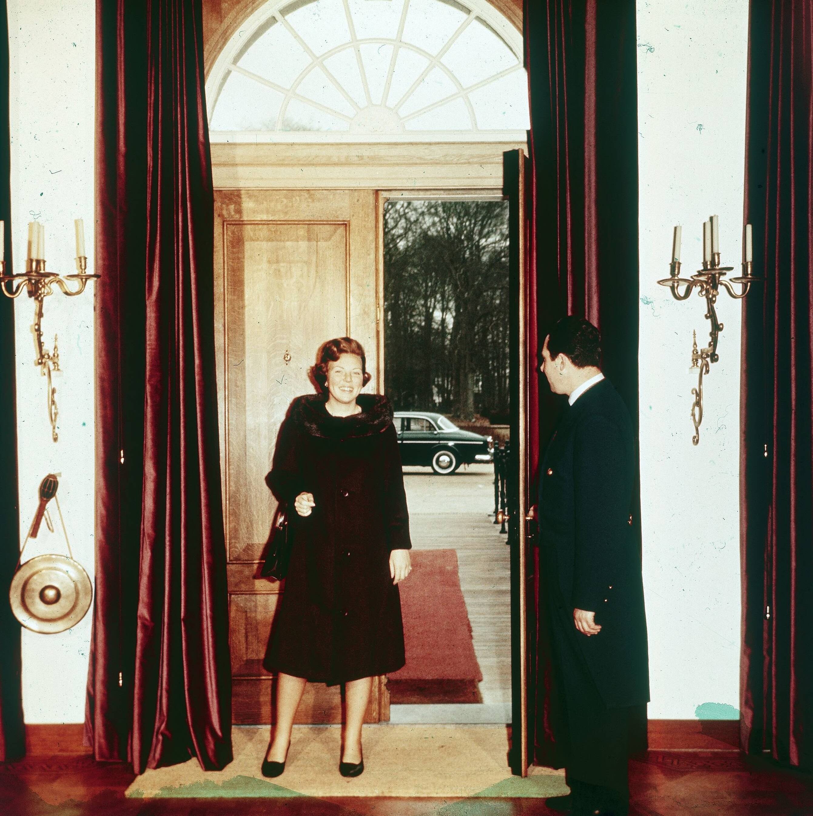 Fotocollectie RVD / Koninklijk Huis — Prinses Beatrix in de entree van Kasteel Drakensteyn — Foto: Reijken, Tiemen van der / RVD. Licentie: Set B: Rechtenvrij / Publiek Domein. Bron: Nationaal Archief. http://hdl.handle.net/10648/afb0dec2-d0b4-102d-bcf8-003048976d84