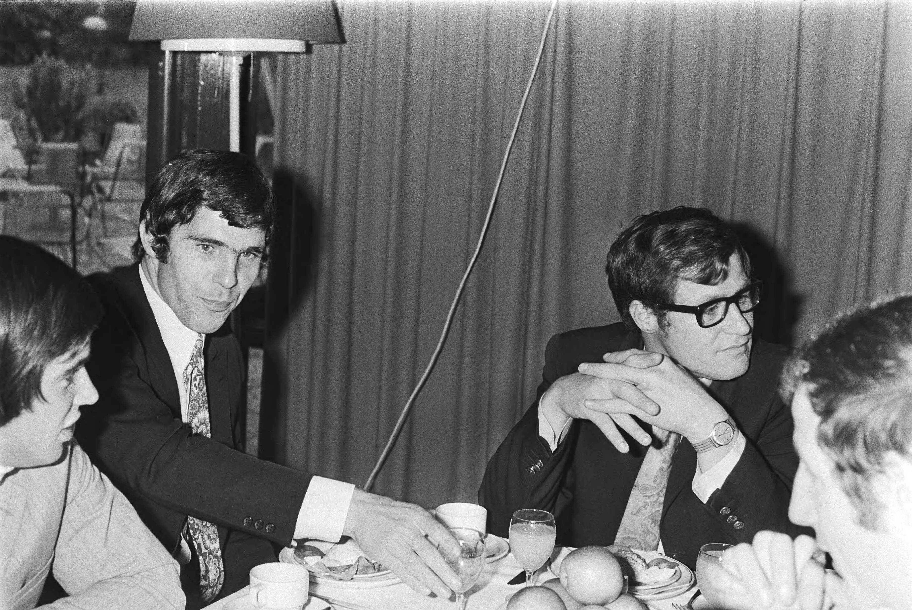 Fotocollectie Anefo — Selectie voor Nederlands elftal traint in KNVB-centrum, Zeist voor wedstrijd tegen Joegoslavie; nr. 7: Schneider, rechts Thie — Foto: Mieremet, Rob / Anefo. Licentie: Set B: Rechtenvrij / Publiek Domein. Bron: Nationaal Archief. http://hdl.handle.net/10648/aba5cbf8-d0b4-102d-bcf8-003048976d84