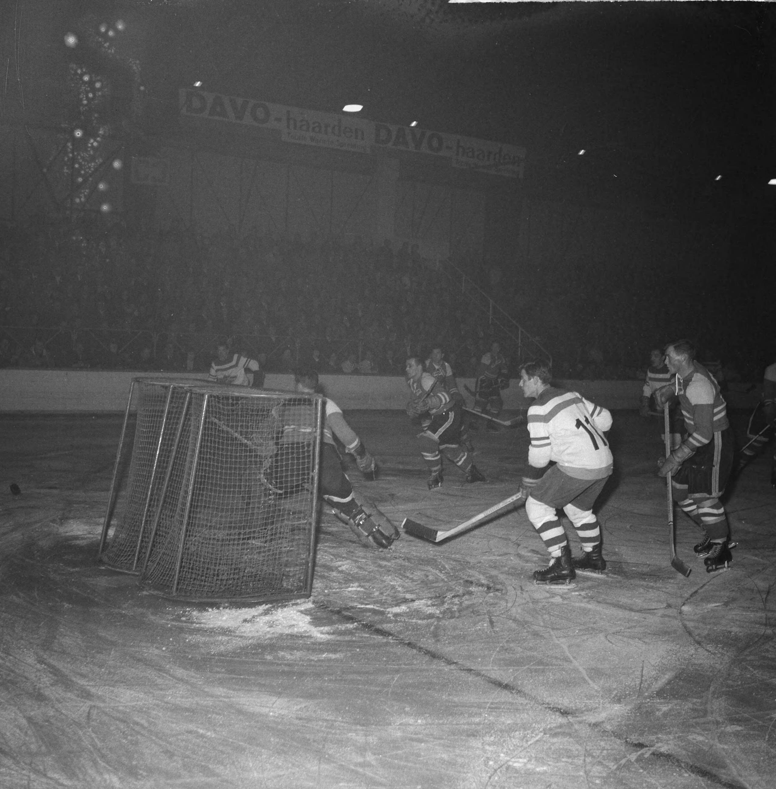 Fotocollectie Anefo — IJshockeywedstrijd HOKIJ tegen Cortina d'Ampezzo te Den Haag (1-5) — Foto: Behrens, Herbert F. / Anefo. Licentie: Set B: Rechtenvrij / Publiek Domein. Bron: Nationaal Archief. http://hdl.handle.net/10648/a9bf152e-d0b4-102d-bcf8-003048976d84