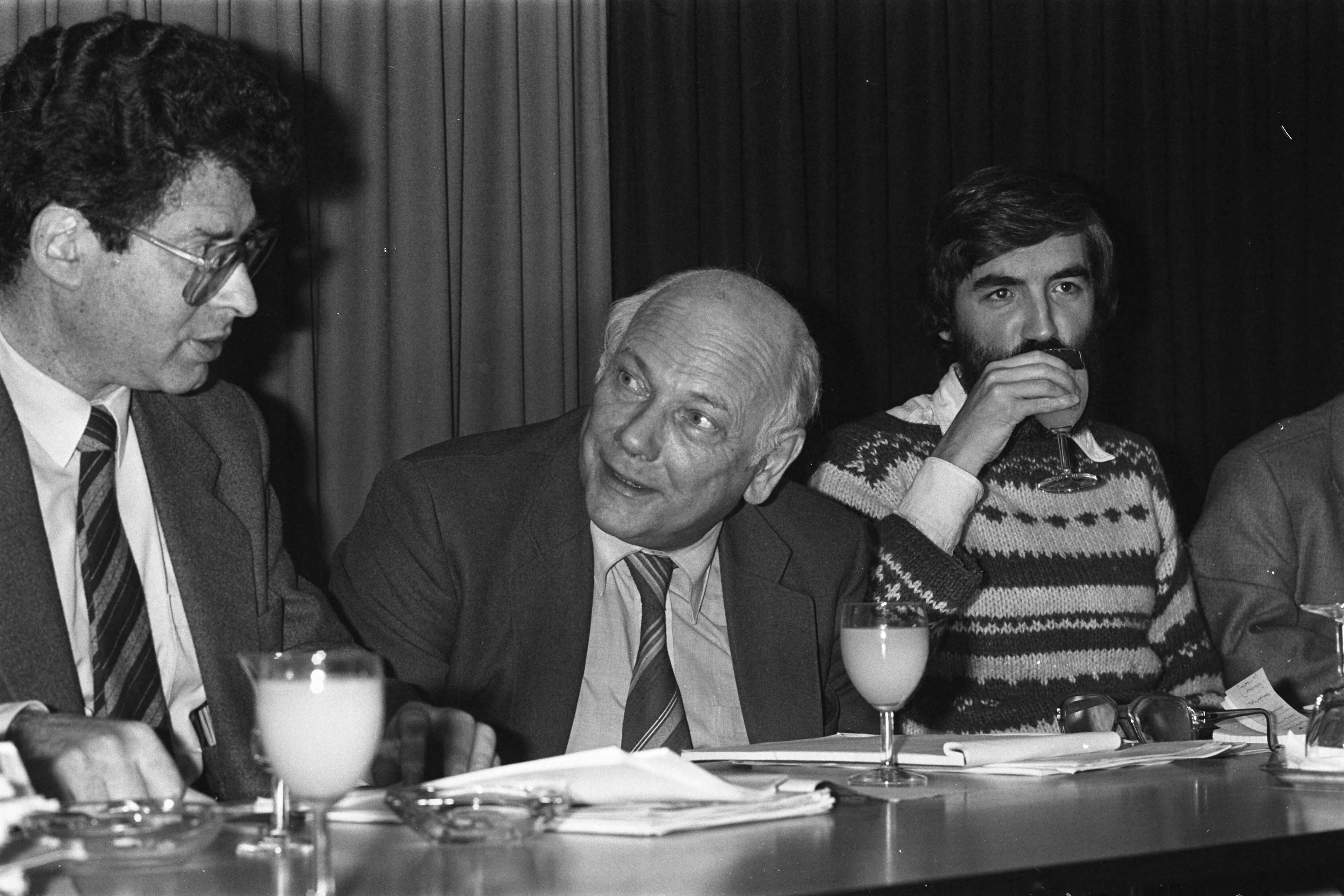 Fotocollectie Anefo — Persconf. PvdA over verkiezingsprogramma "weerwoord vanmiddag in Den Haag , Den Uyl (l) Van der Berg — Foto: Croes, Rob C. / Anefo. Licentie: Set B: Rechtenvrij / Publiek Domein. Bron: Nationaal Archief. http://hdl.handle.net/10648/acefb8e8-d0b4-102d-bcf8-003048976d84