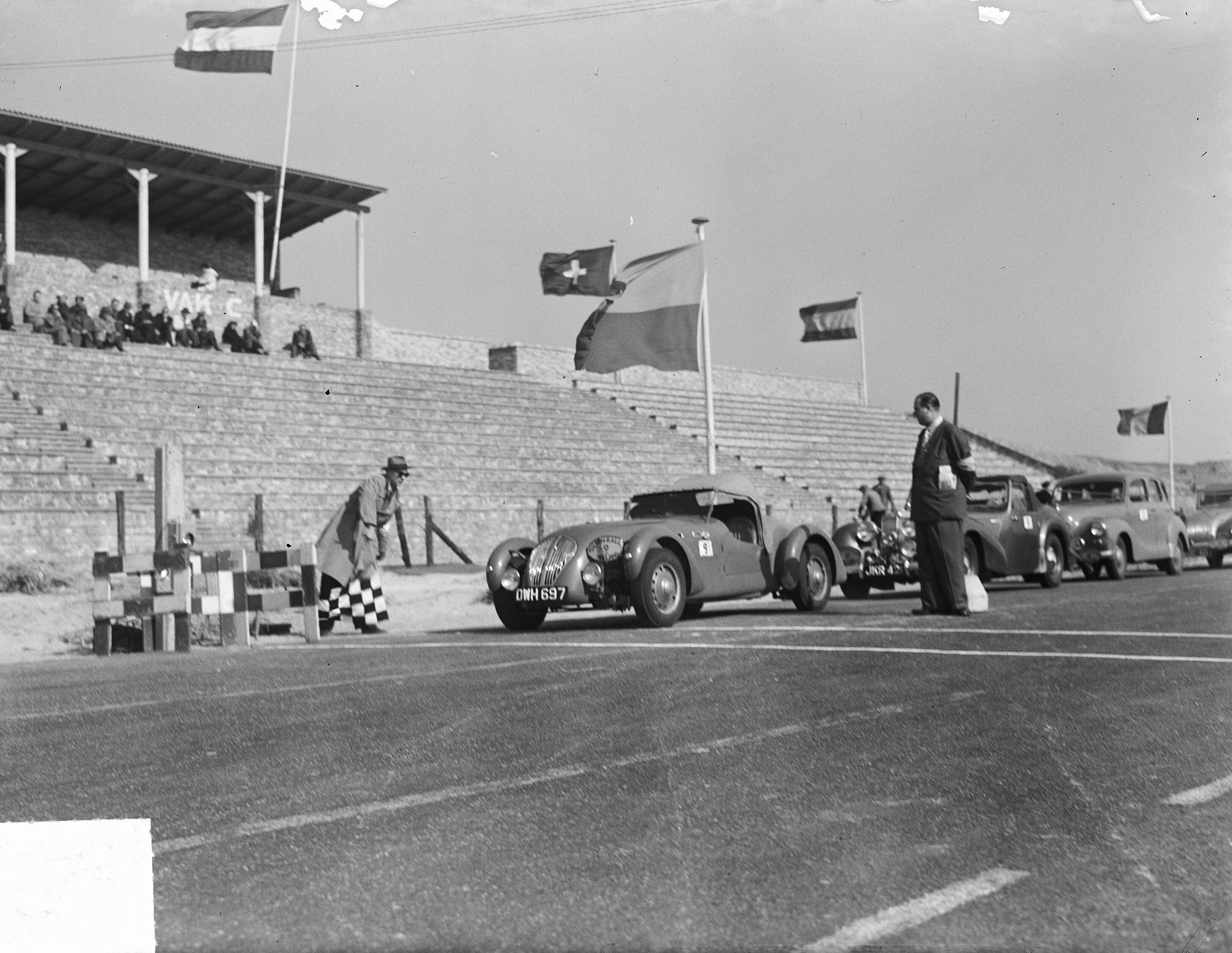 Fotocollectie Anefo — Klassementsrit van de Tulpenrallye te Zandvoort — Foto: Pot, Harry / Anefo. Licentie: Set B: Rechtenvrij / Publiek Domein. Bron: Nationaal Archief. http://hdl.handle.net/10648/a8d743e8-d0b4-102d-bcf8-003048976d84