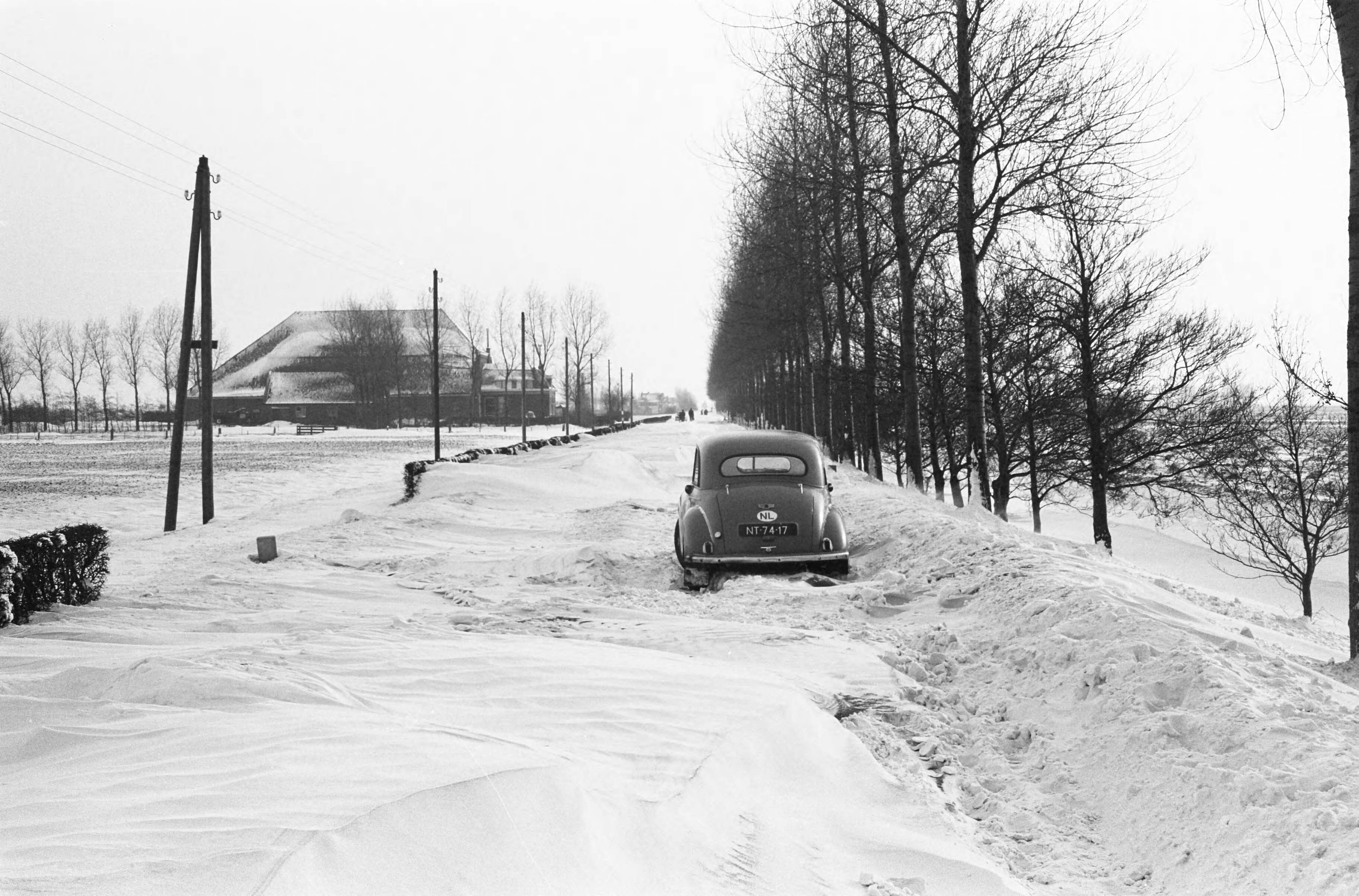 Fotocollectie Anefo — De Rijksweg Amsterdam-Utrecht, ingesneeuwde auto — Foto: Pot, Harry / Anefo. Licentie: Set B: Rechtenvrij / Publiek Domein. Bron: Nationaal Archief. http://hdl.handle.net/10648/aa24888c-d0b4-102d-bcf8-003048976d84