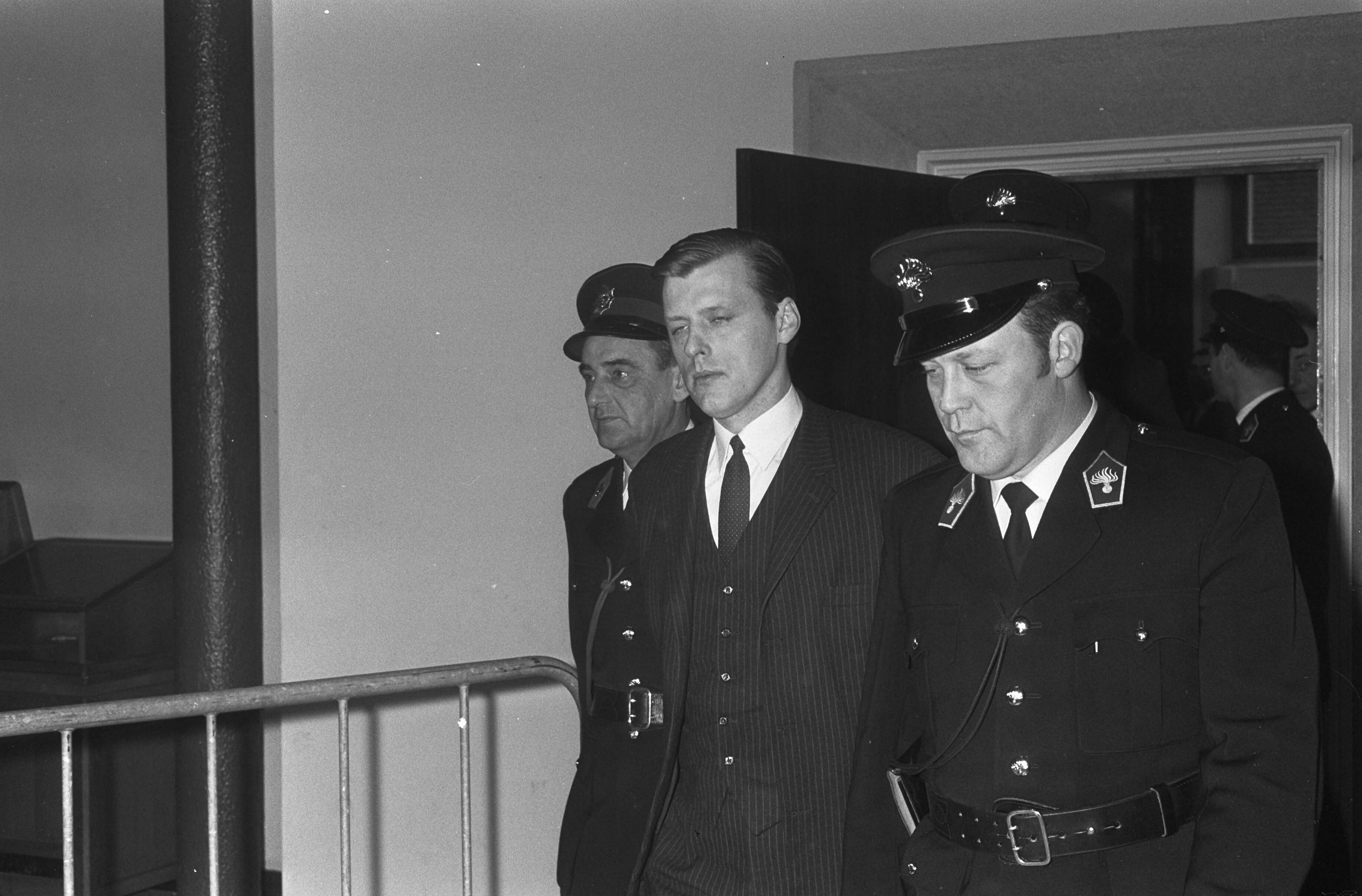 Fotocollectie Anefo — Proces Hans v. Z. te Utrecht Hans v. Z. voorlaatste keer op weg naar rechters — Foto: Koch, Eric / Anefo. Licentie: Set B: Rechtenvrij / Publiek Domein. Bron: Nationaal Archief. http://hdl.handle.net/10648/ab5fc27a-d0b4-102d-bcf8-003048976d84