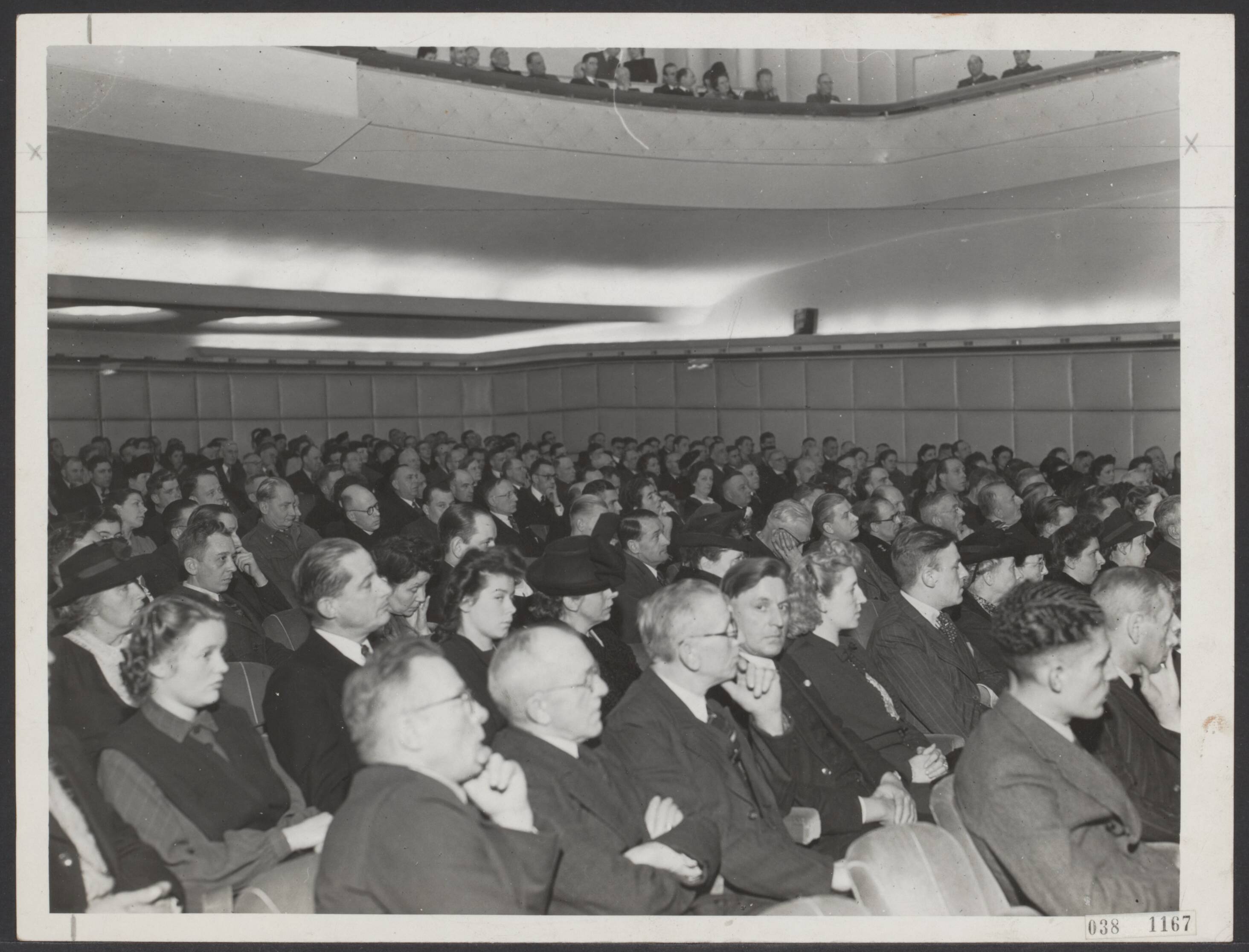 Fotocollectie Elsevier Binnenland — Zaal Stadsschouwburg te Utrecht tijdens landelijk NIWIN Contact Bijeenkomst — Foto: Fotopersbureau 't Sticht / Anefo. Licentie: Set B: Rechtenvrij / Publiek Domein. Bron: Nationaal Archief. http://hdl.handle.net/10648/adf35efc-d0b4-102d-bcf8-003048976d84