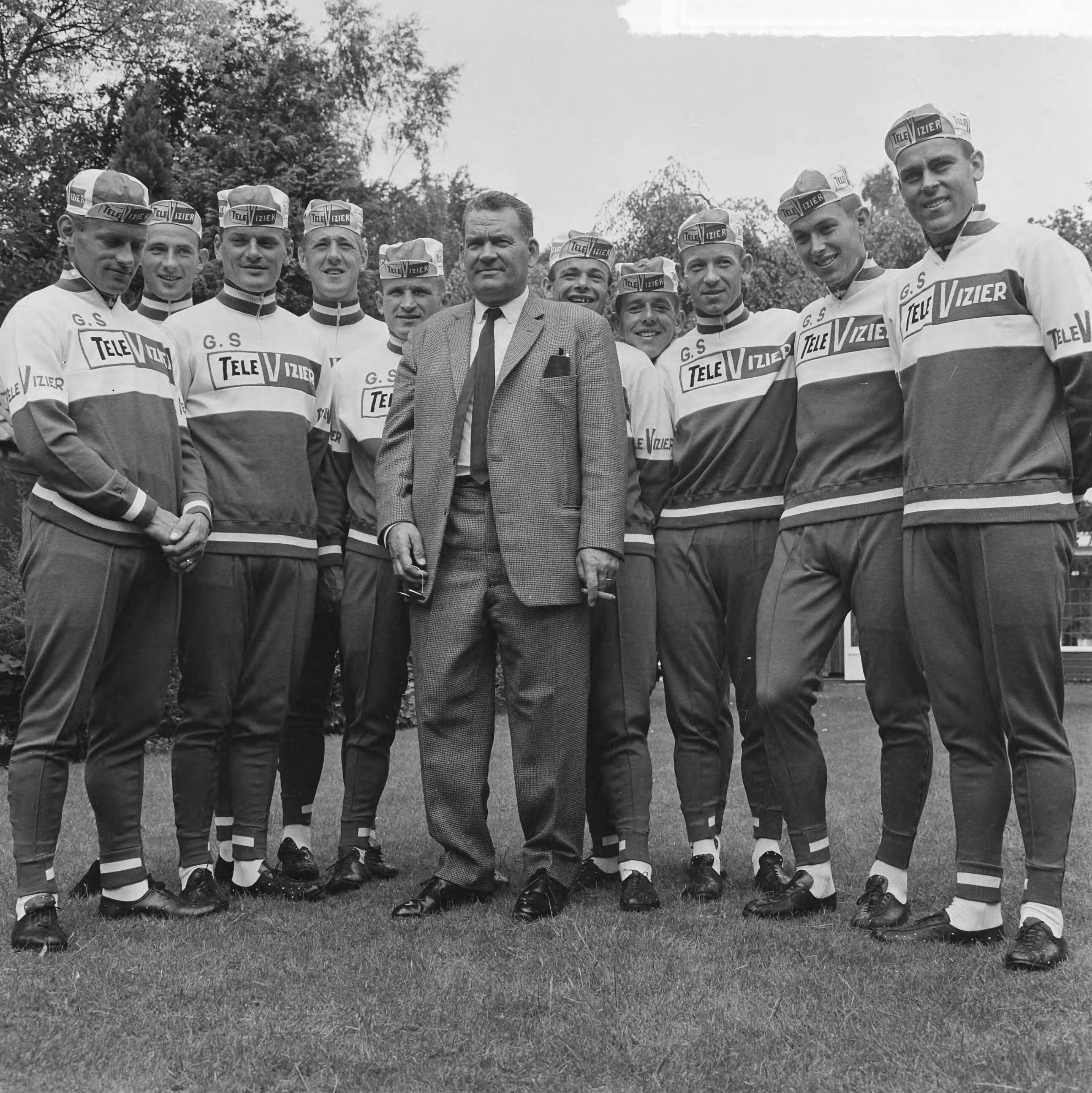 Fotocollectie Anefo — Televizierploeg voor de Tour de France in Hotel De Zwaan te Etten voorgesteld, ploegleider Kees Pellenaars (met zonnebril en sigaar) — Foto: Evers, Joost / Anefo. Licentie: Set B: Rechtenvrij / Publiek Domein. Bron: Nationaal Archief. http://hdl.handle.net/10648/aaadbcf6-d0b4-102d-bcf8-003048976d84