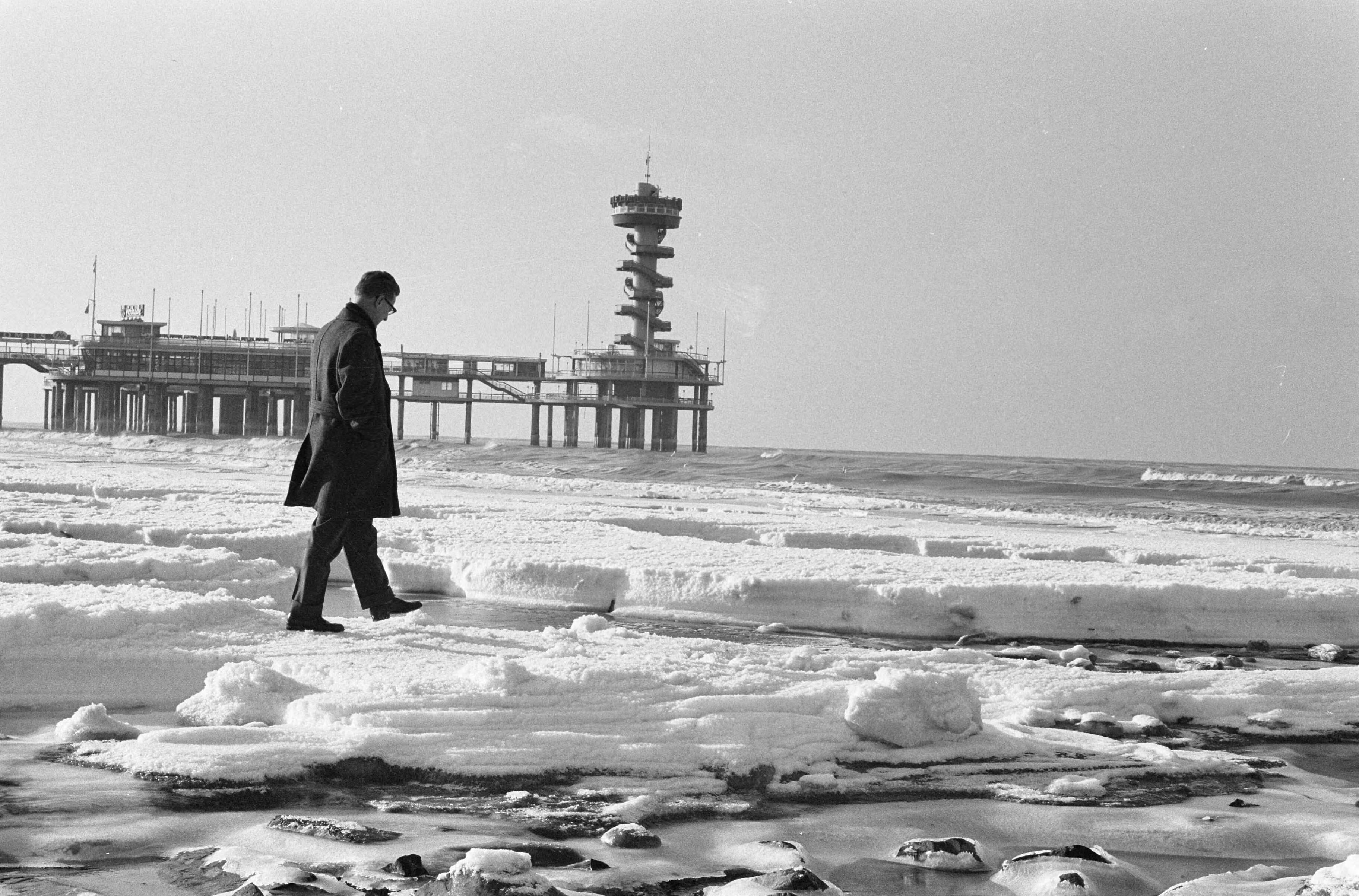 Fotocollectie Anefo — Bevriezing schuim van de branding bij Scheveningen — Foto: Koch, Eric / Anefo. Licentie: Set B: Rechtenvrij / Publiek Domein. Bron: Nationaal Archief. http://hdl.handle.net/10648/aa25c328-d0b4-102d-bcf8-003048976d84