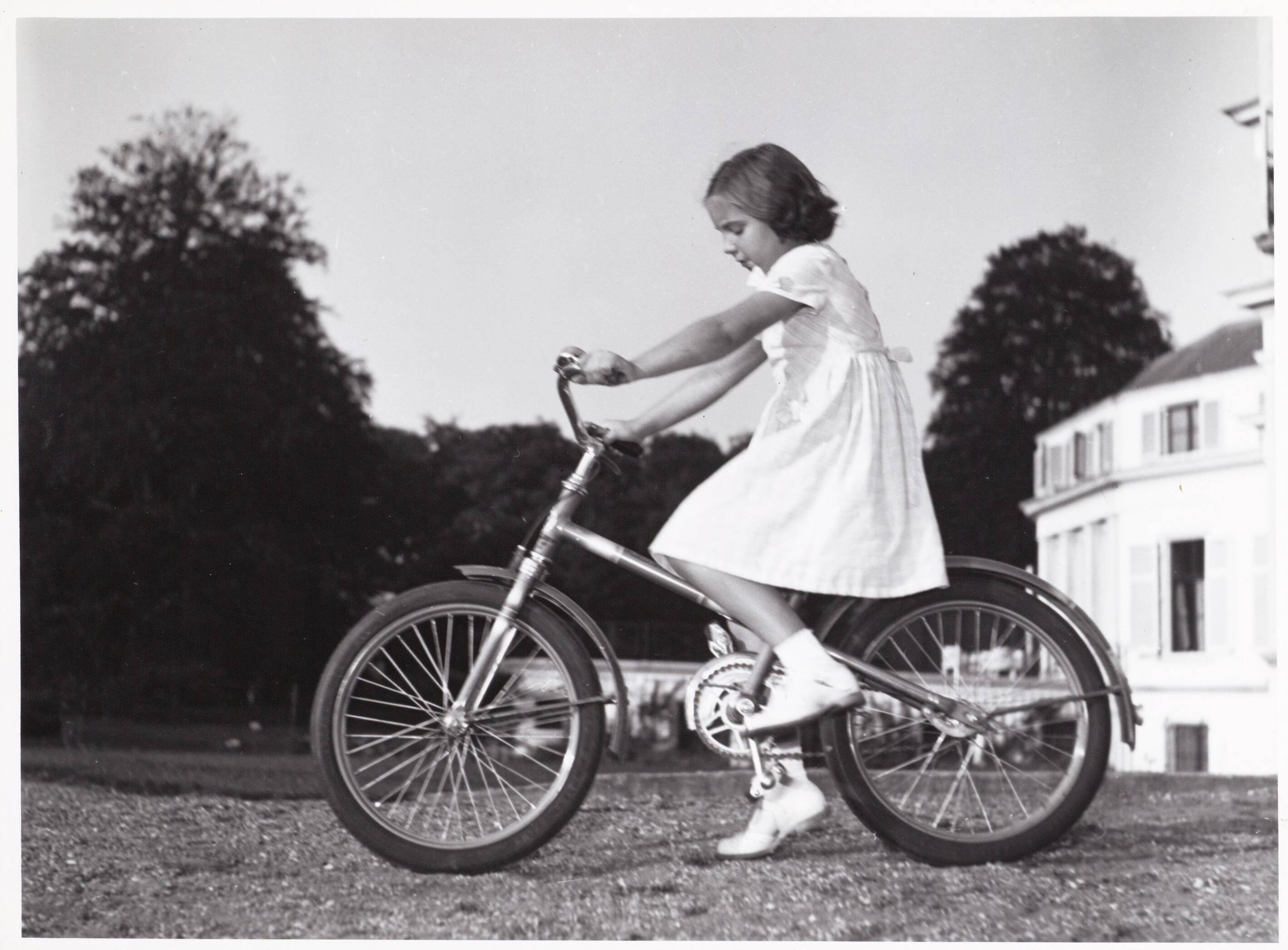 Fotocollectie RVD / Koninklijk Huis — Prinses Margriet op de fiets bij Paleis Soestdijk — Foto: Woldringh, Meinard / RVD. Licentie: Set B: Rechtenvrij / Publiek Domein. Bron: Nationaal Archief. http://hdl.handle.net/10648/afae7254-d0b4-102d-bcf8-003048976d84