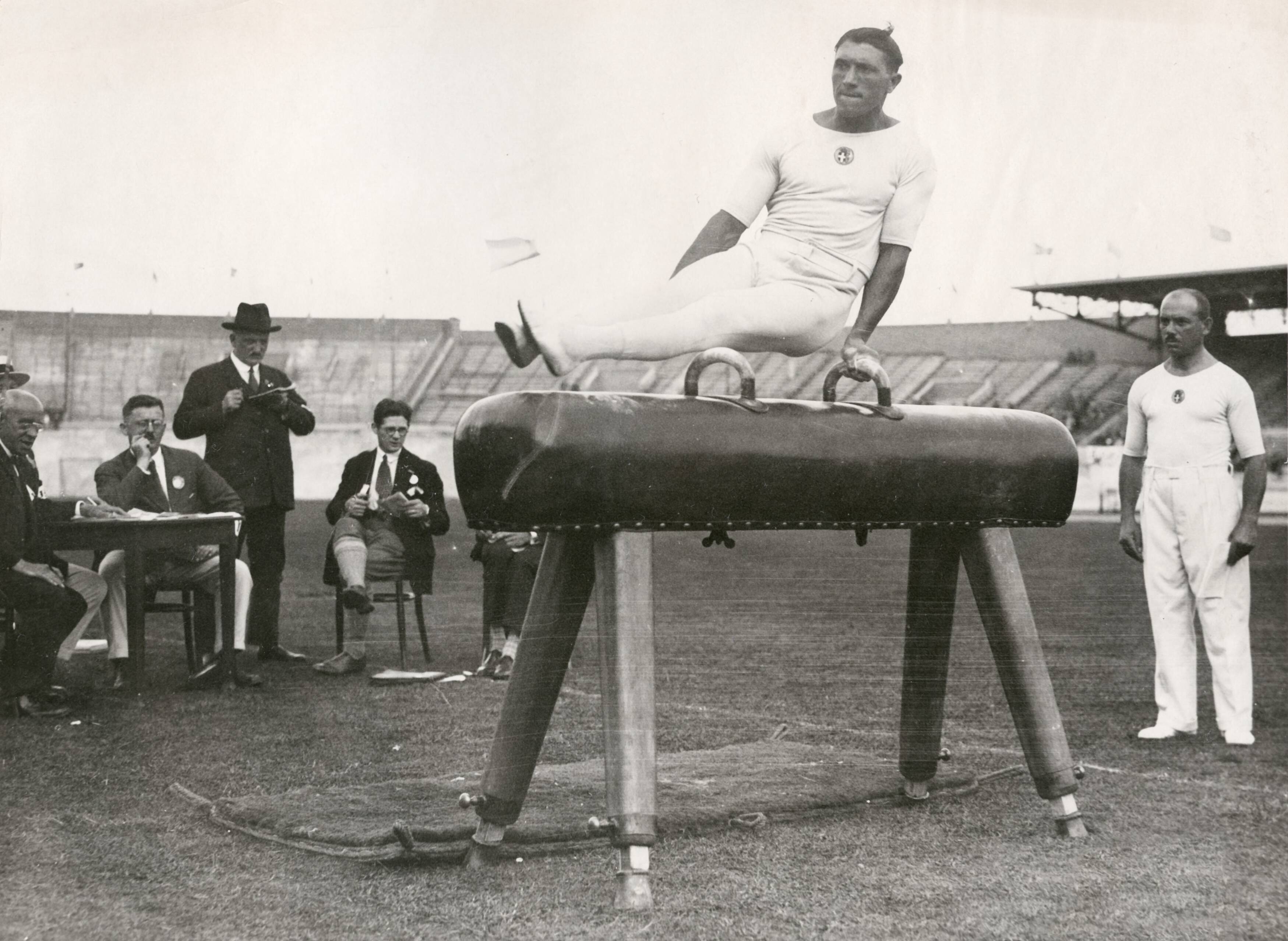 Personen op naam, Sport — Sport, turnen. Olympische Spelen Amsterdam, 1928 : De Italiaan Romeo Neri bij het paardvoltigeren. — Foto: Fotograaf Onbekend / Algemeen Fotobureau Amsterdam / Rechtenvrij (05589). Licentie: Set B: Rechtenvrij / Publiek Domein. Bron: Nationaal Archief. http://hdl.handle.net/10648/35429da7-123f-a382-e063-6df0900a6686