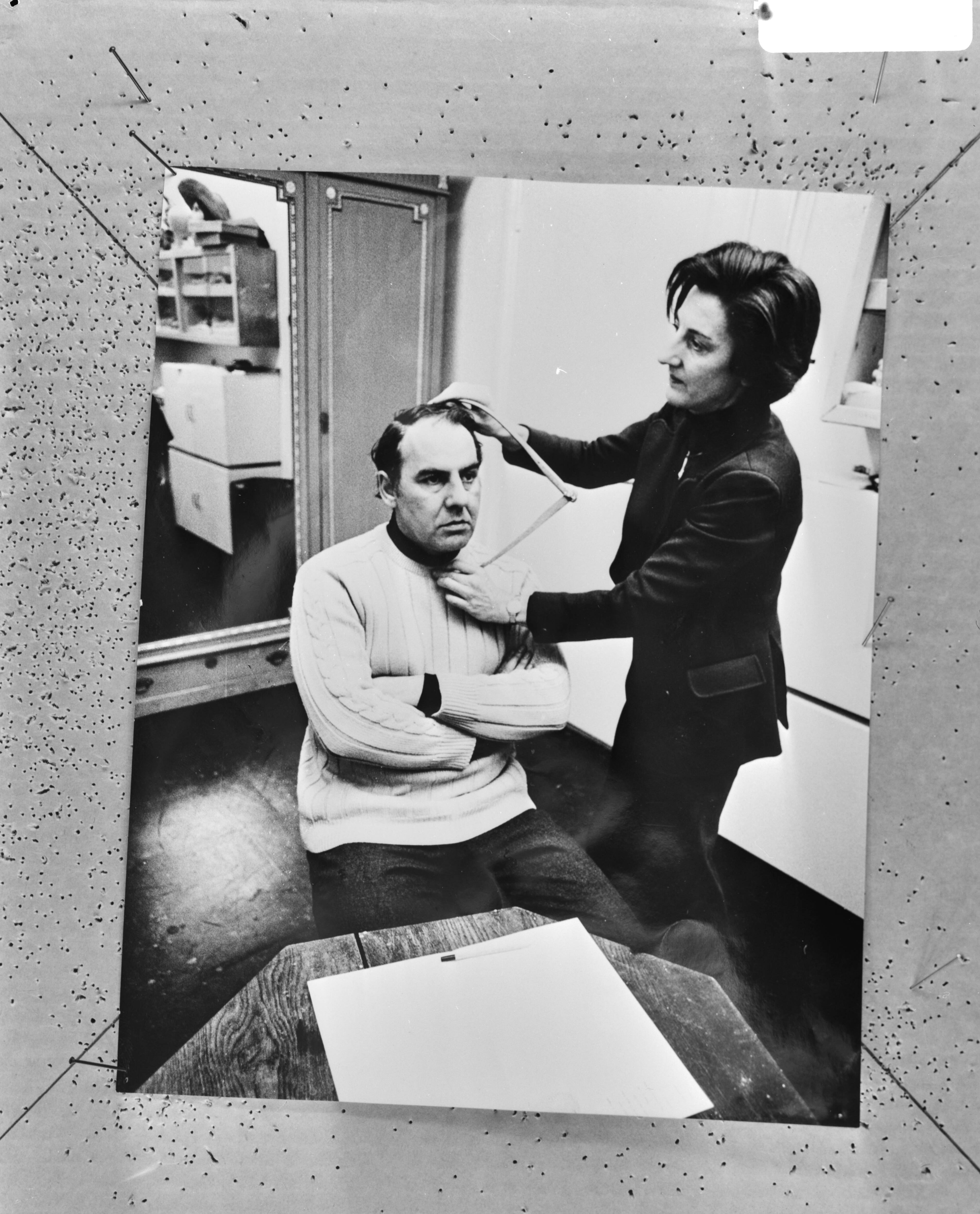 Fotocollectie Anefo — De Mounties (Piet Bambergen (l) en René van Vooren) in de tv-studio in een ballonmand — Foto: Fotograaf Onbekend / Anefo. Licentie: Set B: Rechtenvrij / Publiek Domein. Bron: Nationaal Archief. http://hdl.handle.net/10648/abb7756a-d0b4-102d-bcf8-003048976d84