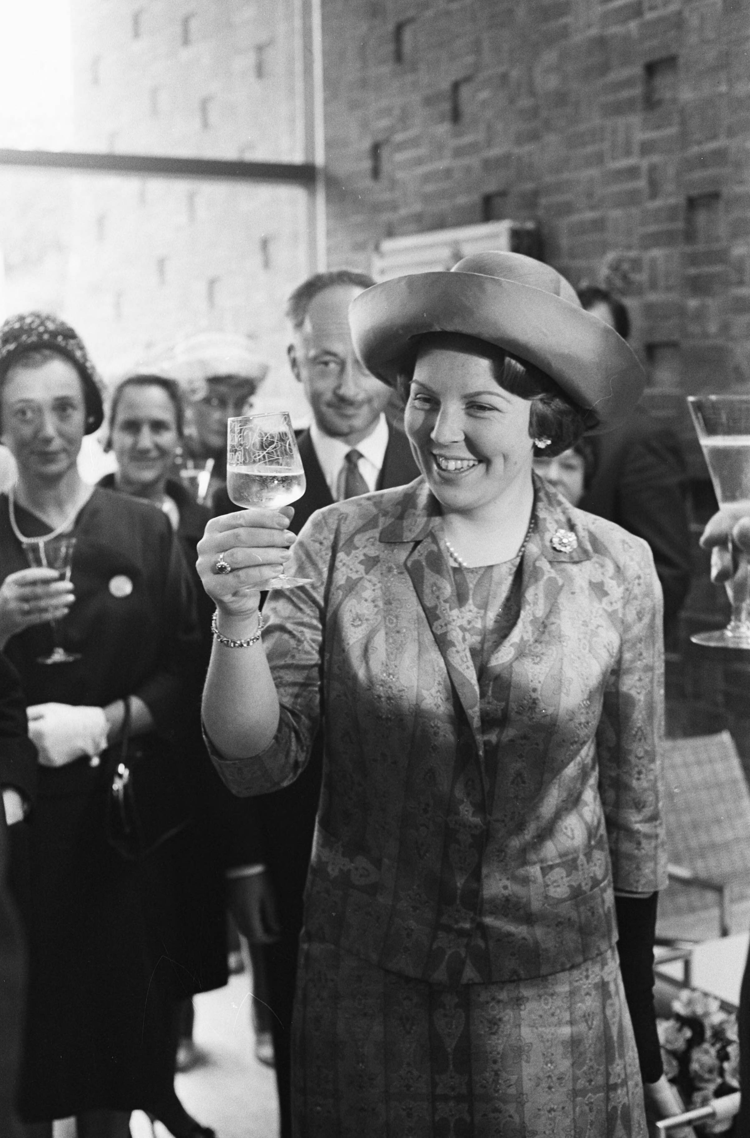 Fotocollectie Anefo — Prinses Beatrix opende nieuwe vleugel van het Haags Gemeentemuseum. De prinses brengt een toost uit — Foto: Pot, Harry / Anefo. Licentie: Set B: Rechtenvrij / Publiek Domein. Bron: Nationaal Archief. http://hdl.handle.net/10648/aa0f3fa4-d0b4-102d-bcf8-003048976d84