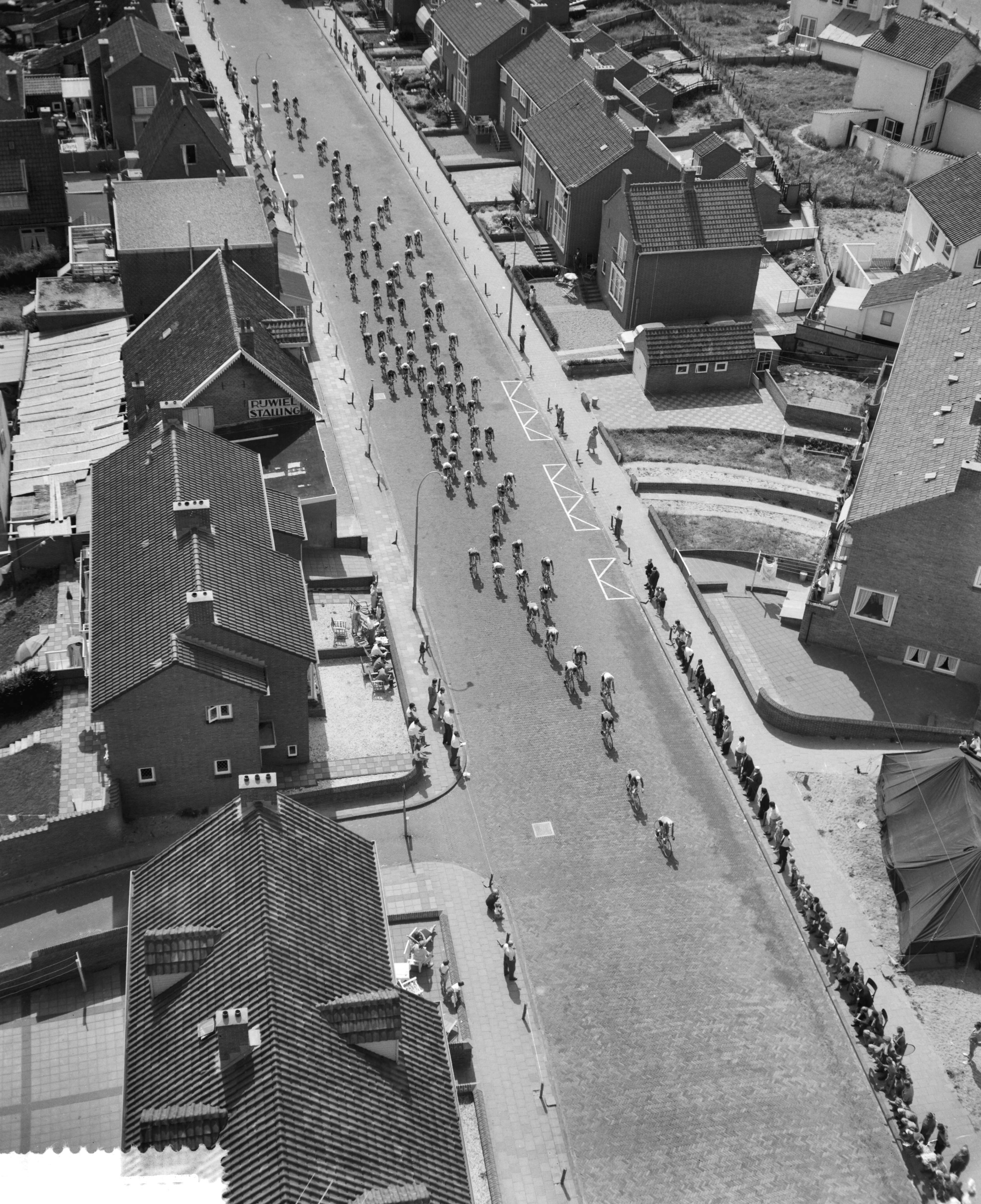 Fotocollectie Anefo — Wereldkampioenschappen wielrennen amateurs op de weg te Zandvoort, het peloton trekt door Zandvoort — Foto: Rossem, Wim van / Anefo. Licentie: Set B: Rechtenvrij / Publiek Domein. Bron: Nationaal Archief. http://hdl.handle.net/10648/a99b2a1a-d0b4-102d-bcf8-003048976d84