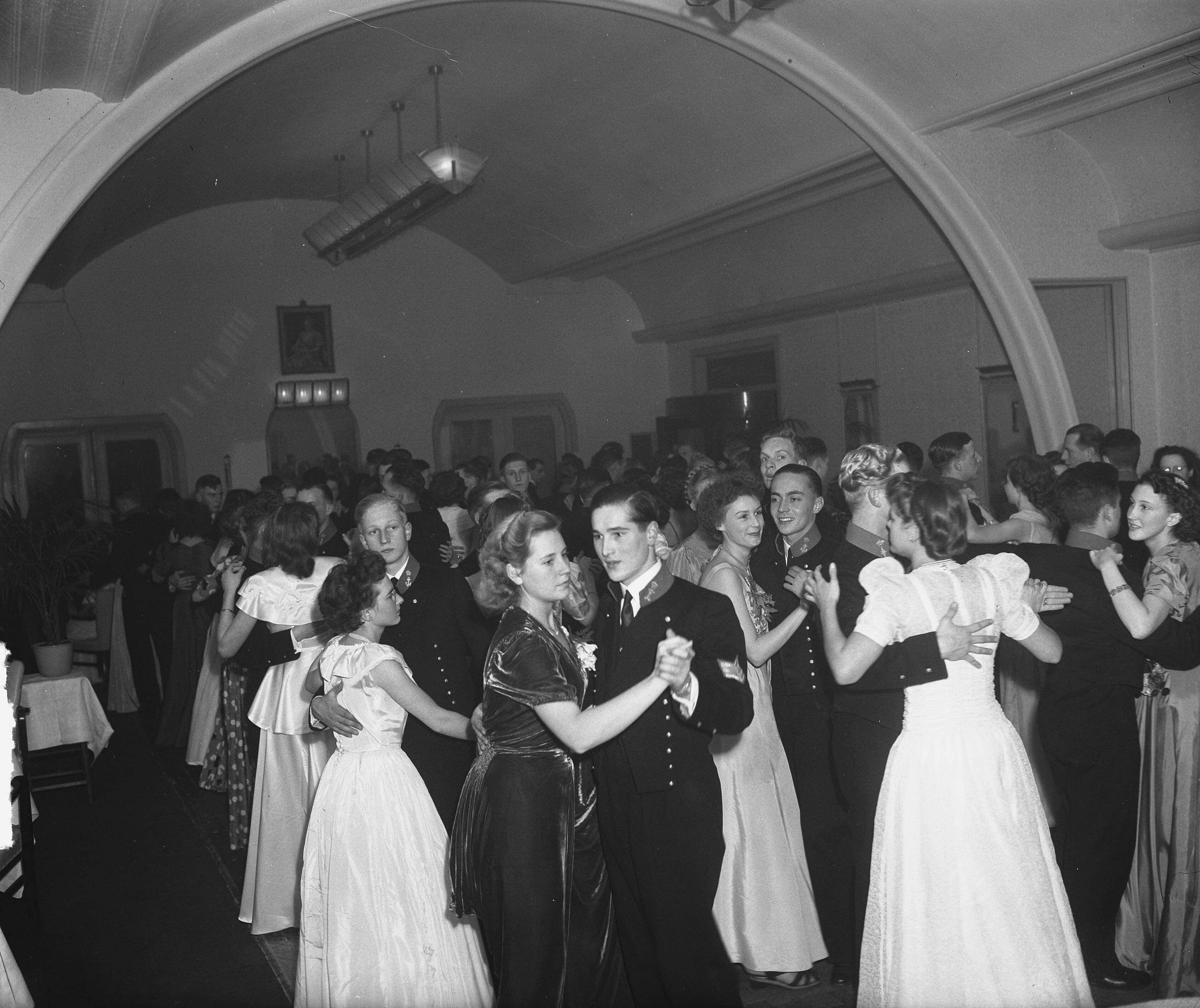 Fotocollectie Anefo — Bal adelborsten Kurhaus Scheveningen @ — Foto: Merk, Ben / Anefo. Licentie: Set B: Rechtenvrij / Publiek Domein. Bron: Nationaal Archief. http://hdl.handle.net/10648/a8c1713a-d0b4-102d-bcf8-003048976d84