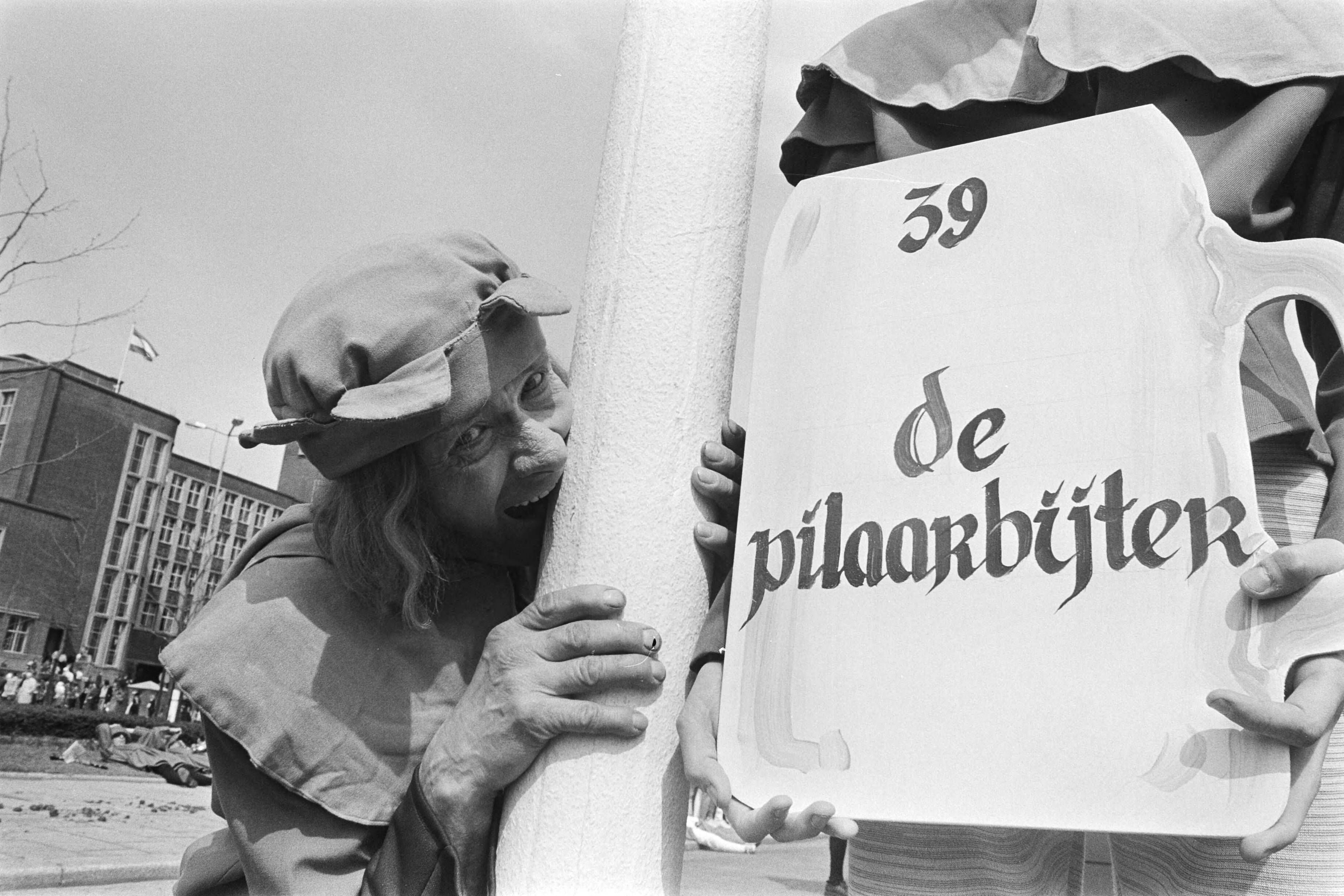 Fotocollectie Anefo — Groep Belgen uit Wingene houden optocht in Den Haag , de Belgen zijn beroemd om hun Brueghel-manifestaties — Foto: Bogaerts, Rob / Anefo. Licentie: Set B: Rechtenvrij / Publiek Domein. Bron: Nationaal Archief. http://hdl.handle.net/10648/ac9ad364-d0b4-102d-bcf8-003048976d84