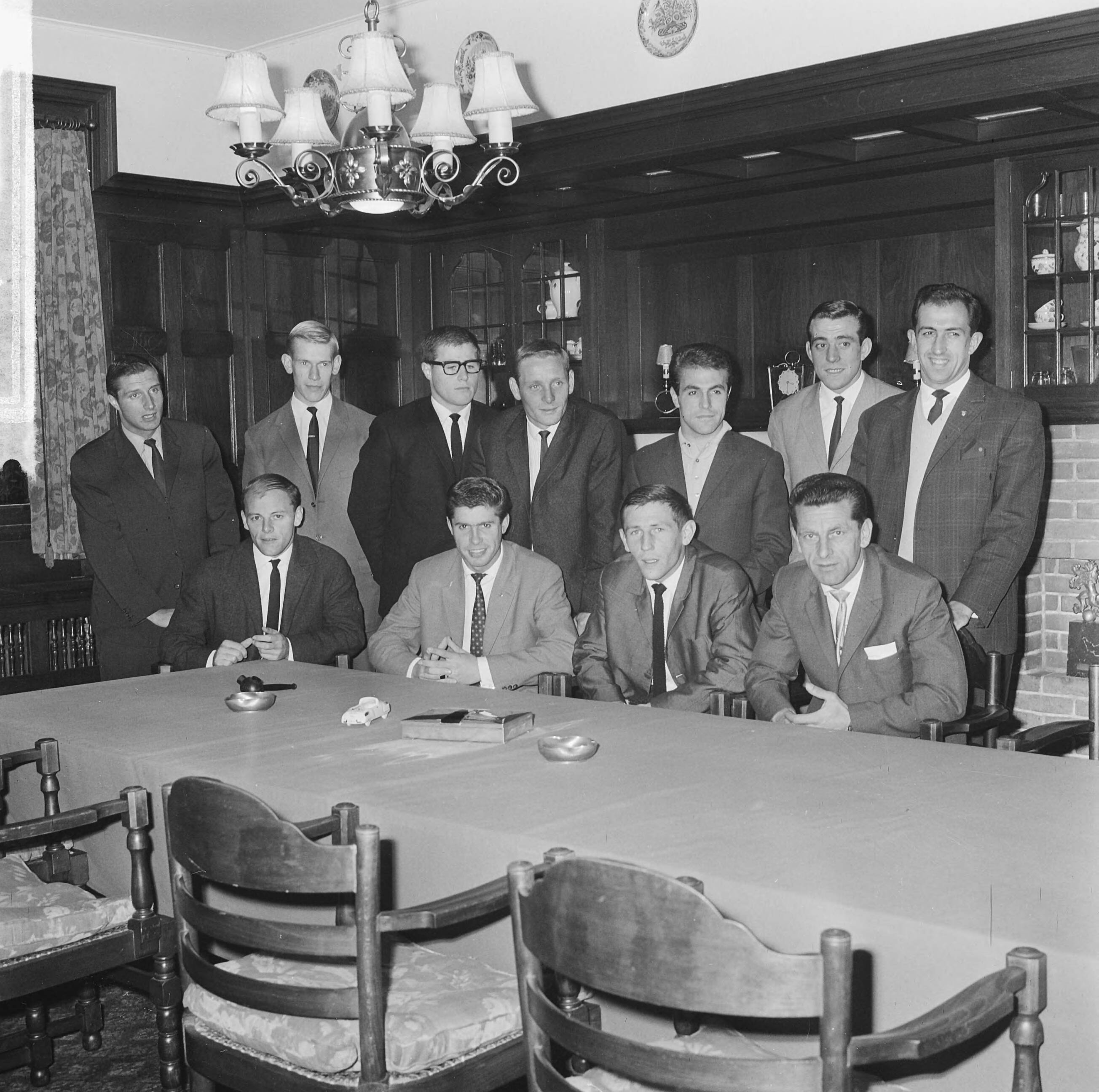 Fotocollectie Anefo — Training Nederlands elftal te Zeist, staand vlnr Veldhoen, Kemper, Israël, Fransen, Muller, Schrijvers, Pieters Graafland, zittend vlnr. Bergholtz, Van Nee, Geurtsen, Clavan — Foto: Koch, Eric / Anefo. Licentie: Set B: Rechtenvrij / Publiek Domein. Bron: Nationaal Archief. http://hdl.handle.net/10648/aa7ee2d2-d0b4-102d-bcf8-003048976d84