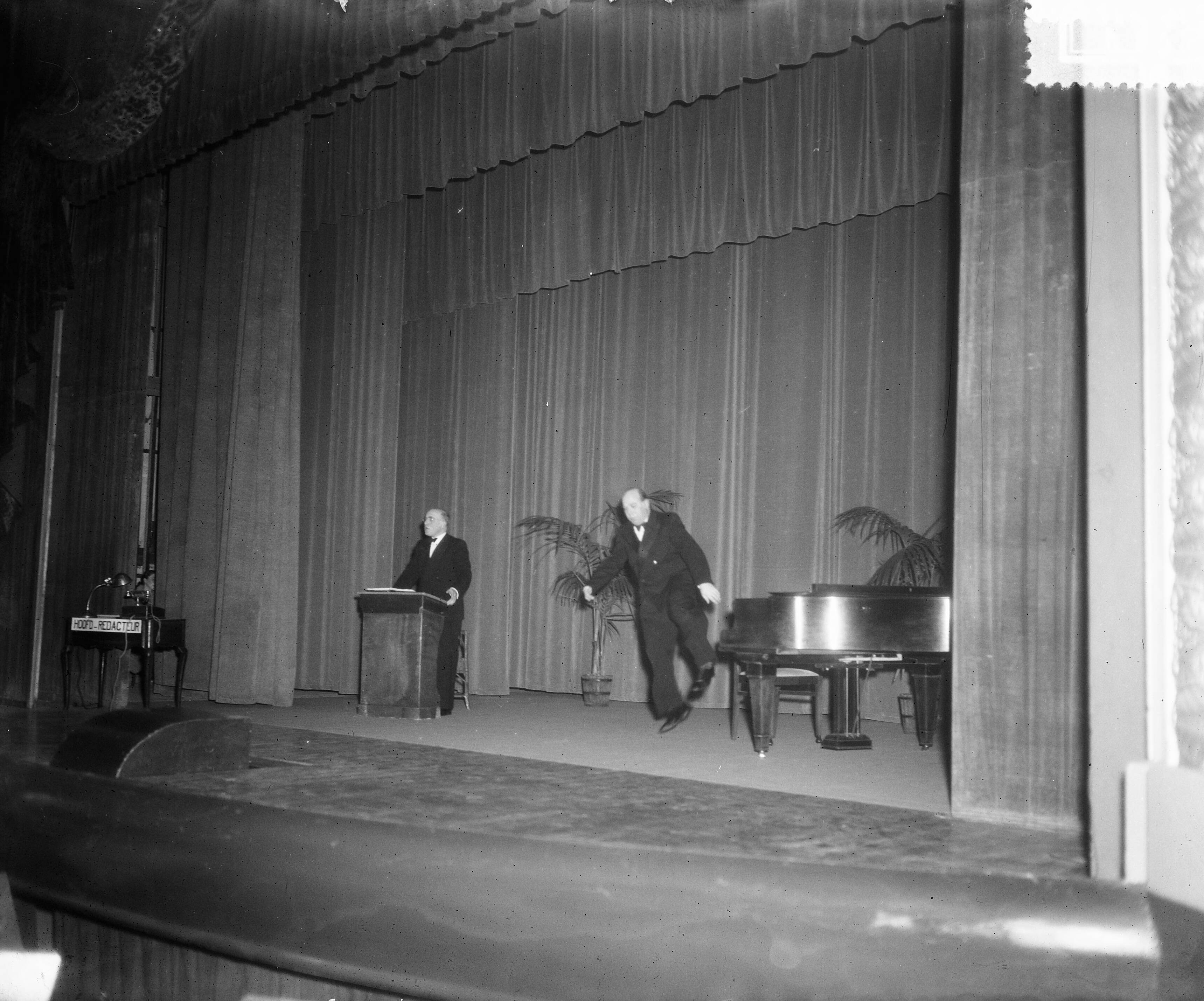 Jubileum HHV te Haarlem — Jubileum HHV te Haarlem. Cabaret-revue — Foto: Duinen, H. van / Anefo. Licentie: Set B: Rechtenvrij / Publiek Domein. Bron: Nationaal Archief. http://hdl.handle.net/10648/a8f1aff8-d0b4-102d-bcf8-003048976d84