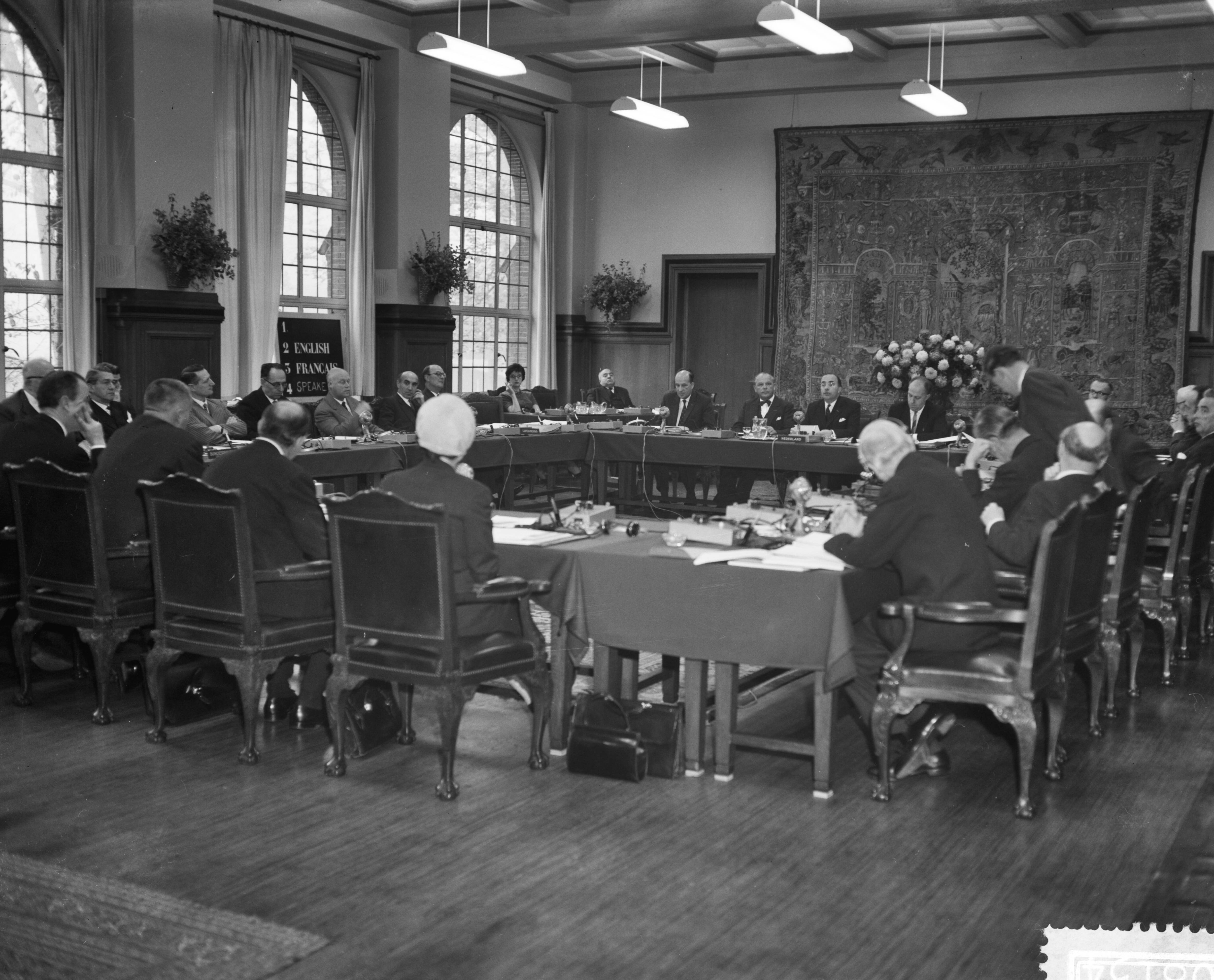 Fotocollectie Anefo — Opening conferentie van de Europese ministers van Onderwijs in het Vredespaleis te Den Haag. Overzicht van de conferentie — Foto: Rossem, Wim van / Anefo. Licentie: Set B: Rechtenvrij / Publiek Domein. Bron: Nationaal Archief. http://hdl.handle.net/10648/a9a1e012-d0b4-102d-bcf8-003048976d84