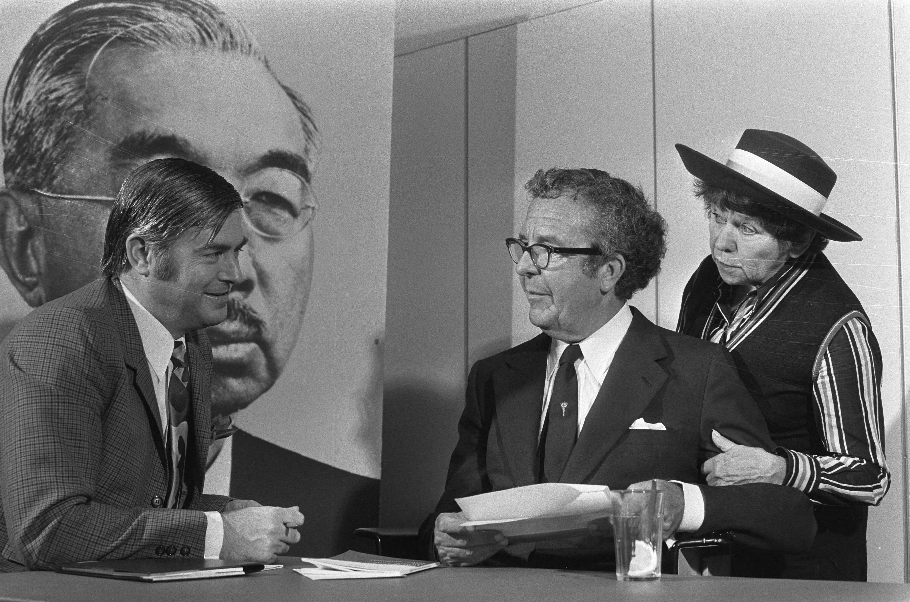 Fotocollectie Anefo — Interview van Wim Kan voor NOS in NOS studio, Hilversum — Foto: Punt, W. / Anefo. Licentie: Set B: Rechtenvrij / Publiek Domein. Bron: Nationaal Archief. http://hdl.handle.net/10648/abd1d9dc-d0b4-102d-bcf8-003048976d84