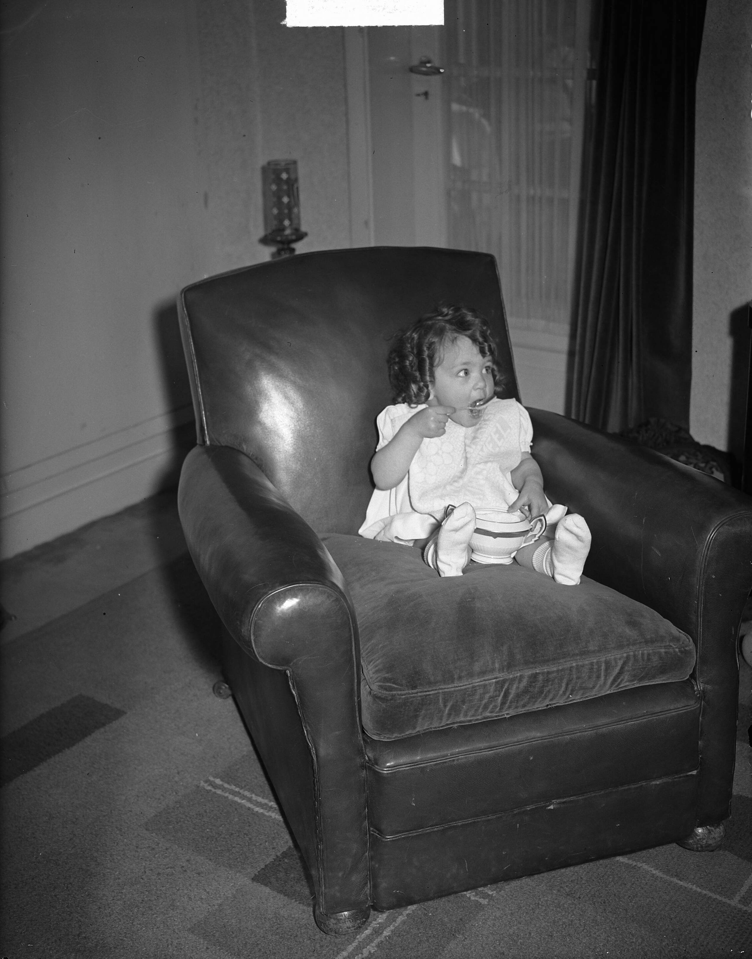 Fotocollectie Anefo — Kindje Familie Wernes-Smeders te Zeist — Foto: Merk, Ben / Anefo. Licentie: Set B: Rechtenvrij / Publiek Domein. Bron: Nationaal Archief. http://hdl.handle.net/10648/a8c4760a-d0b4-102d-bcf8-003048976d84