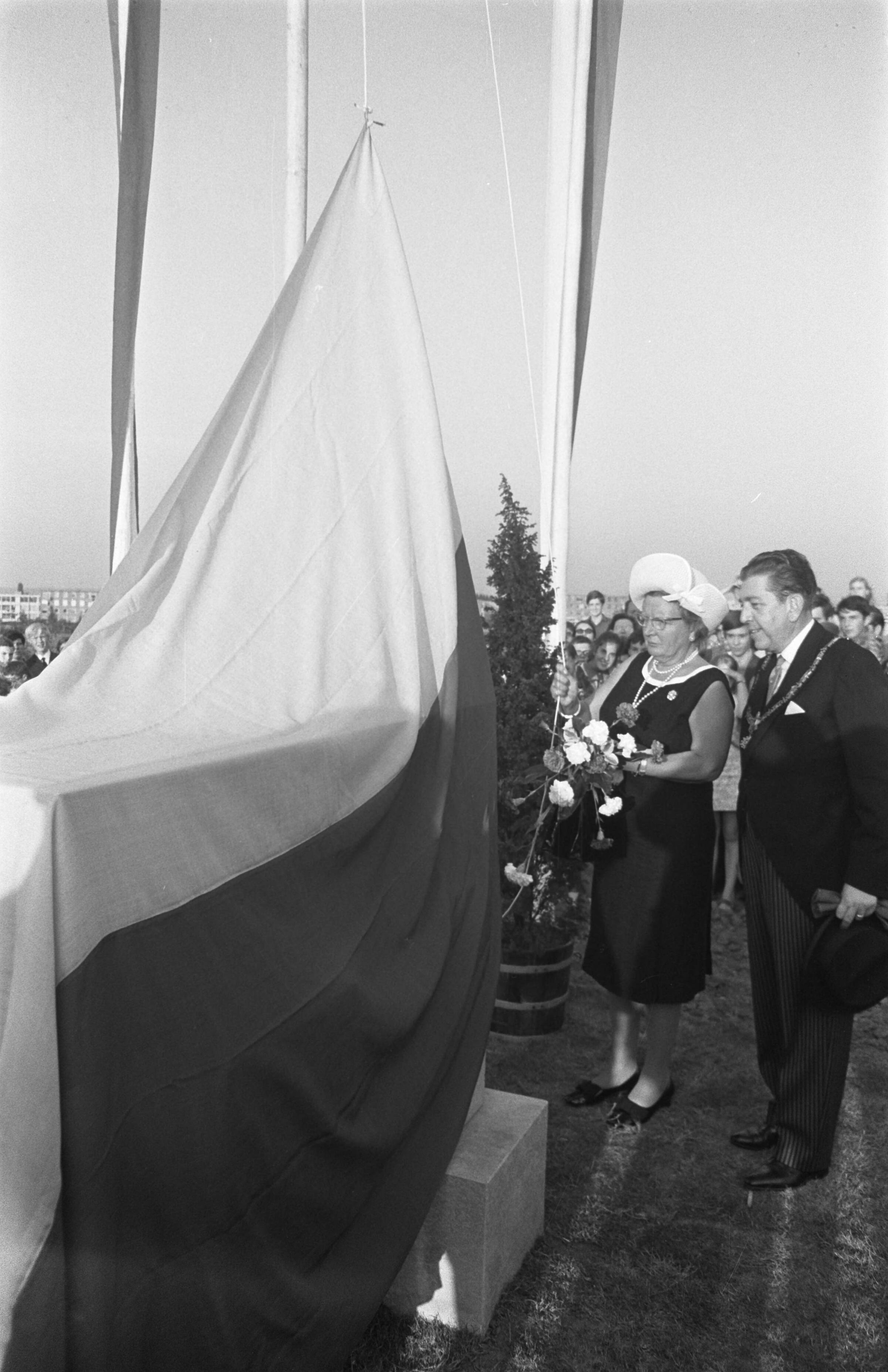 Fotocollectie Anefo — H. M. Kon. Juliana bezoekt Z. Limburg t.g.v. 25-j. herdenking van de bevrijding: bezoek Maastricht — Foto: Mieremet, Rob / Anefo. Licentie: Set B: Rechtenvrij / Publiek Domein. Bron: Nationaal Archief. http://hdl.handle.net/10648/ab799128-d0b4-102d-bcf8-003048976d84