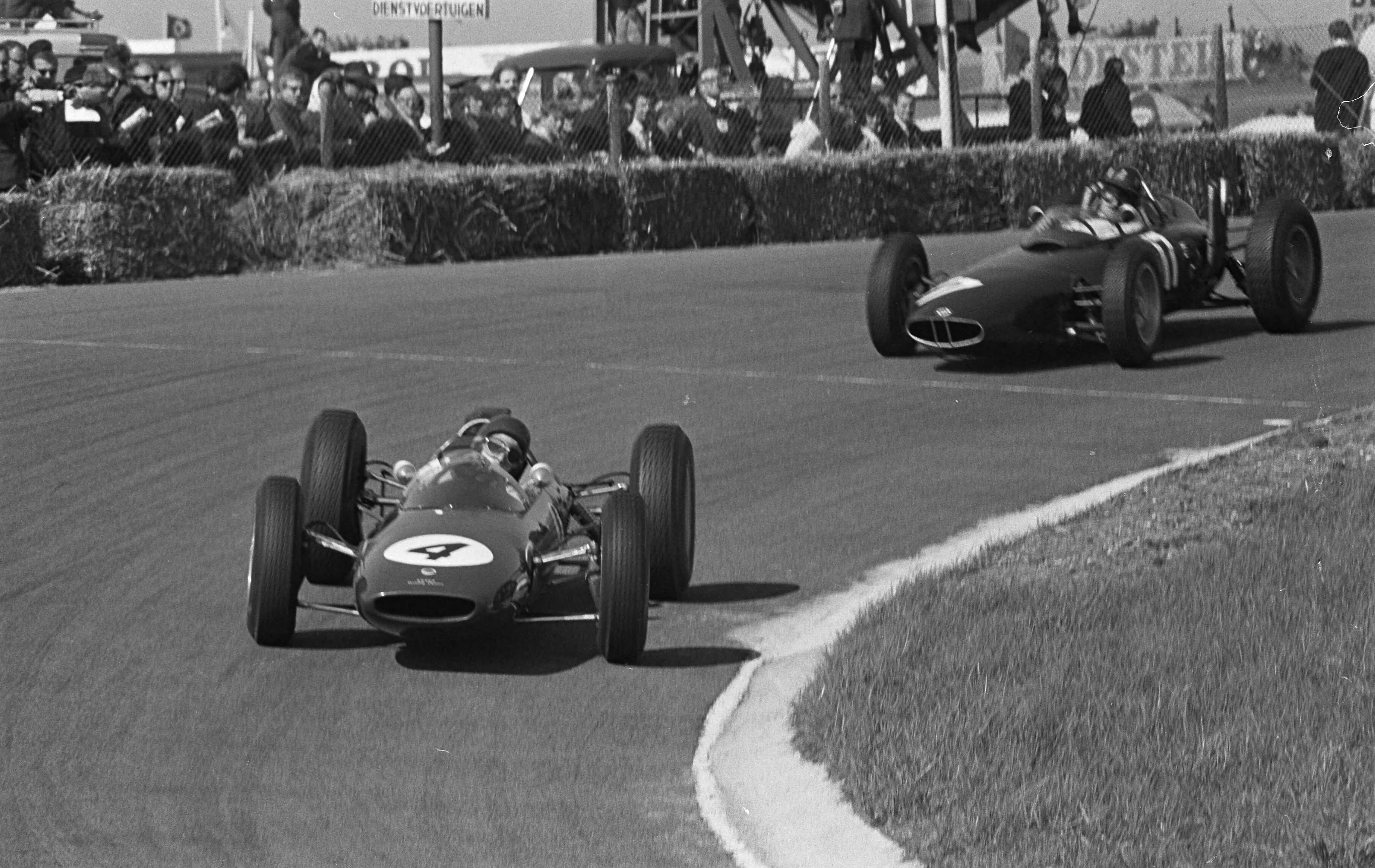 Grand Prix Zandvoort 1962 — Grand Prix van Zandvoort. Jim Clark (4, Lotus-Climax) — Foto: Bilsen, Joop van / Anefo. Licentie: Set B: Rechtenvrij / Publiek Domein. Bron: Nationaal Archief. http://hdl.handle.net/10648/aa09630e-d0b4-102d-bcf8-003048976d84