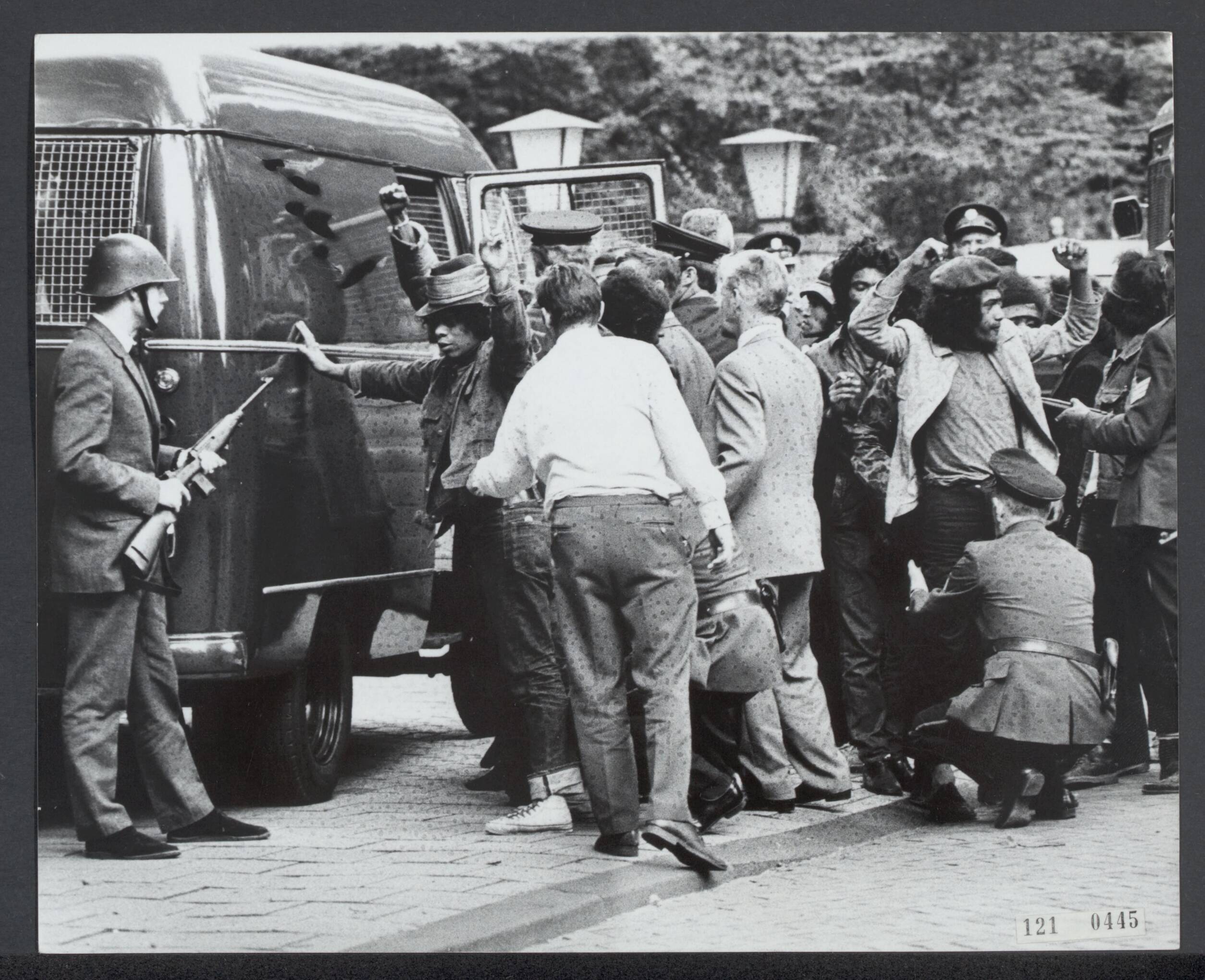 Fotocollectie Rijksvoorlichtingsdienst Eigen — Bezetting van de residentie van de Indonesische ambassadeur in Wassenaar door Zuid-Molukkers. De bezetters die zich overgegeven hebben worden doorzocht op wapens — Foto: Mieremet, Rob / Anefo. Licentie: Set B: Rechtenvrij / Publiek Domein. Bron: Nationaal Archief. http://hdl.handle.net/10648/af2539c6-d0b4-102d-bcf8-003048976d84