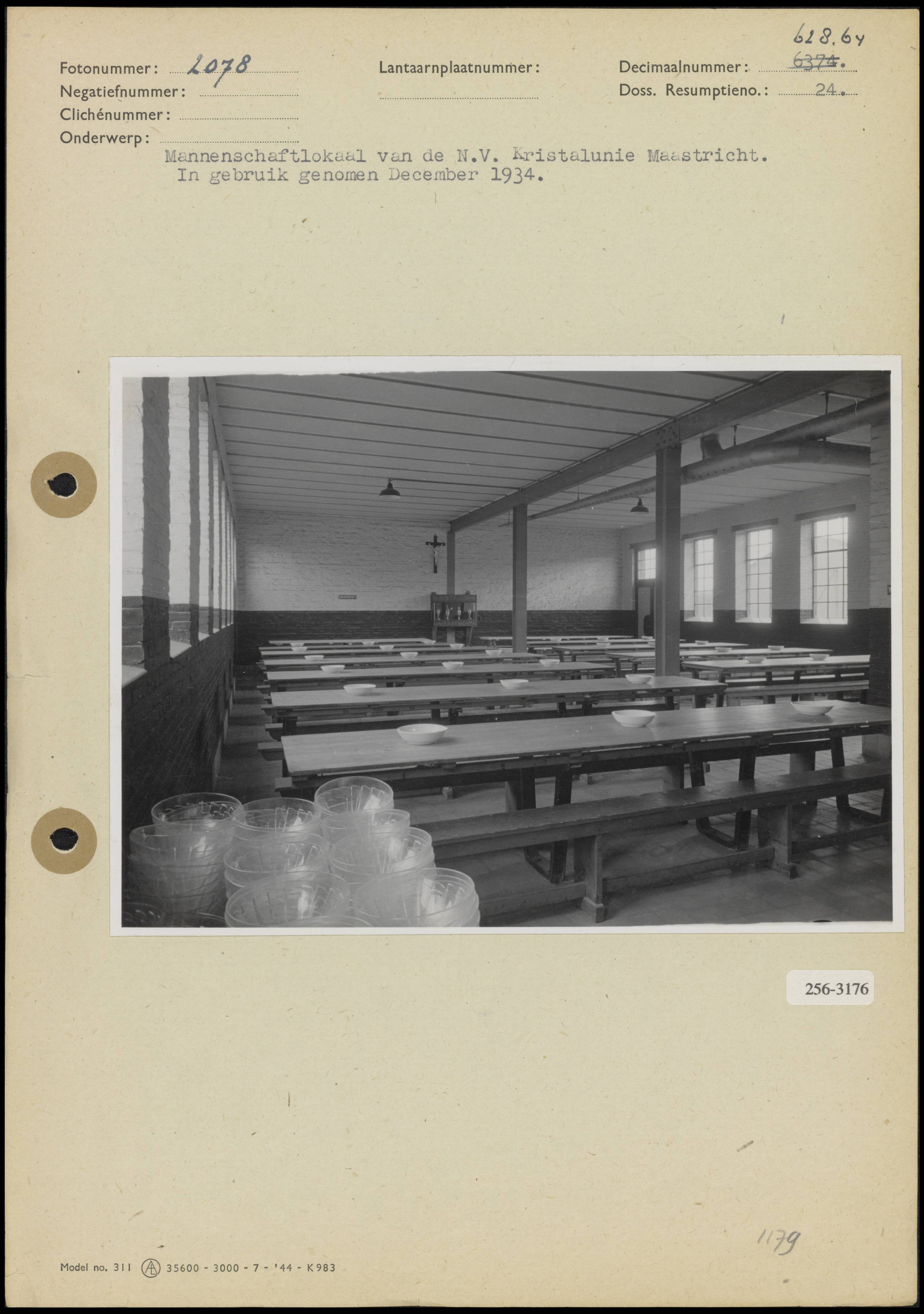 Schaftlokalen en kantines — Mannenschaftlokaal van NV Kristalunie te Maastricht; in gebruik genomen in december 1934 — Foto: Onbekend / Publiek Domein of Rechtenvrij. Licentie: Set B: Rechtenvrij / Publiek Domein. Bron: Nationaal Archief. http://hdl.handle.net/10648/b01627aa-d0b4-102d-bcf8-003048976d84