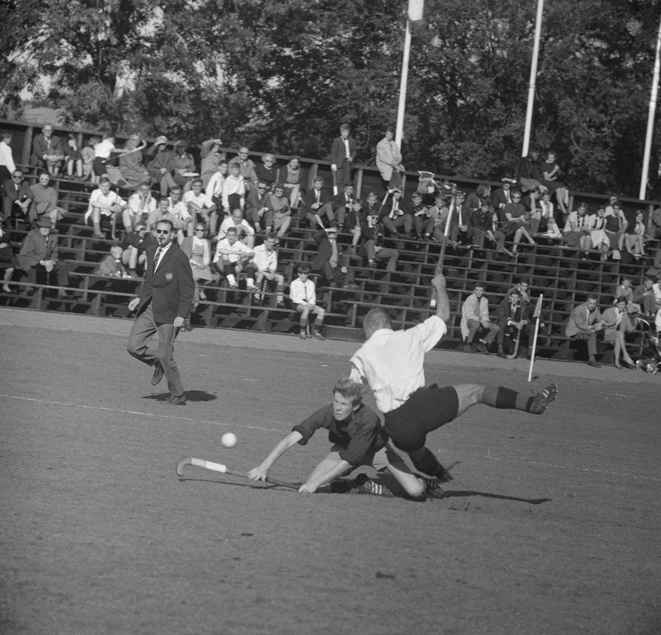 Fotocollectie Anefo — Hockey. Amsterdam - HHYC te Amsterdam: 1-1. Spelmoment — Foto: Nijs, Jac. de / Anefo. Licentie: Set B: Rechtenvrij / Publiek Domein. Bron: Nationaal Archief. http://hdl.handle.net/10648/aac52954-d0b4-102d-bcf8-003048976d84