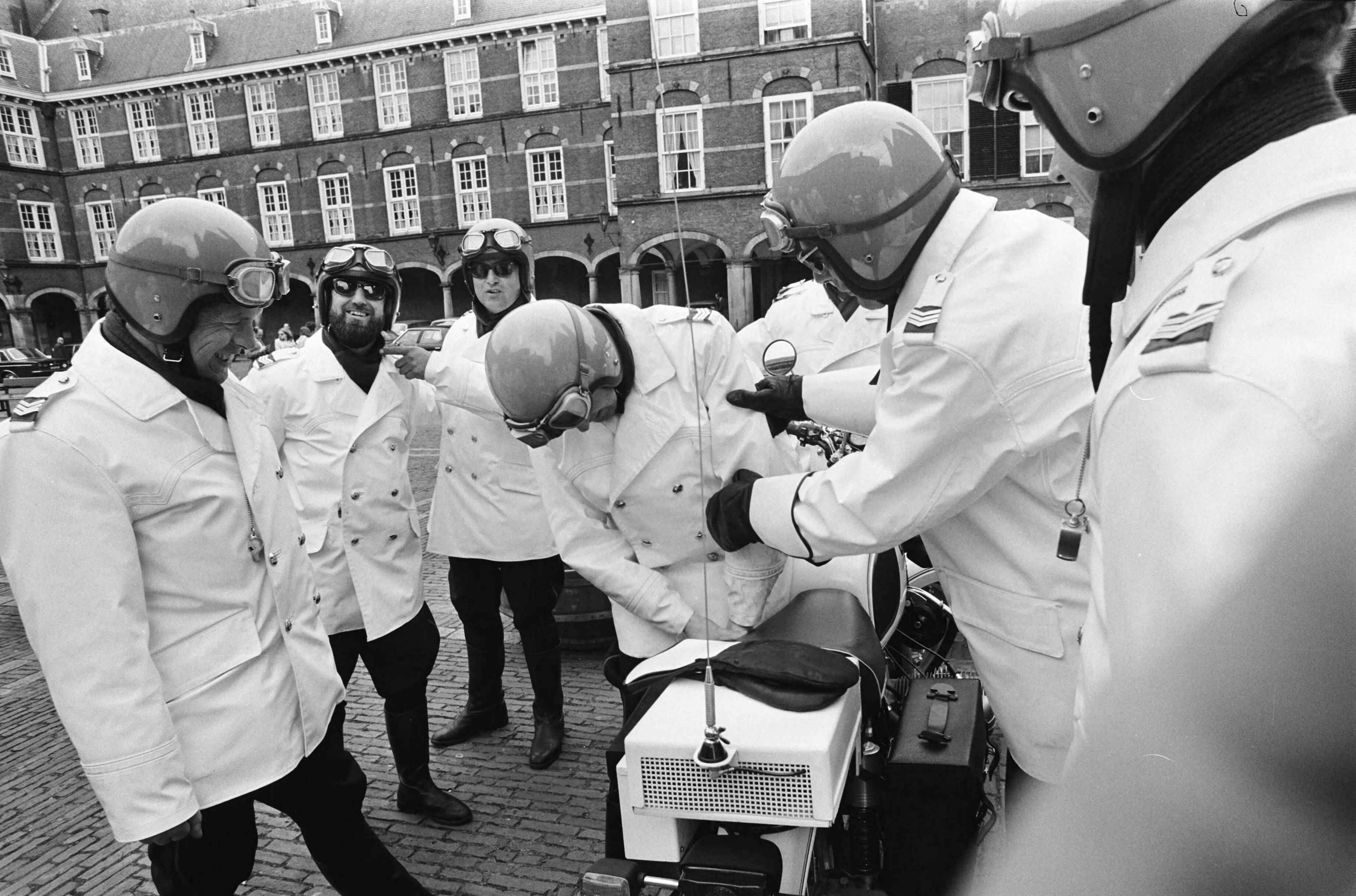 Rijkspolitie en motoren op het Binnenhof — Korps Rijkspolitie|Den Haag|Zuid-Holland|politieagenten |motoren |helmen|Binnenhof — Foto: Mieremet, Rob / Anefo. Licentie: Set B: Rechtenvrij / Publiek Domein. Bron: Nationaal Archief. http://hdl.handle.net/10648/ac694088-d0b4-102d-bcf8-003048976d84
