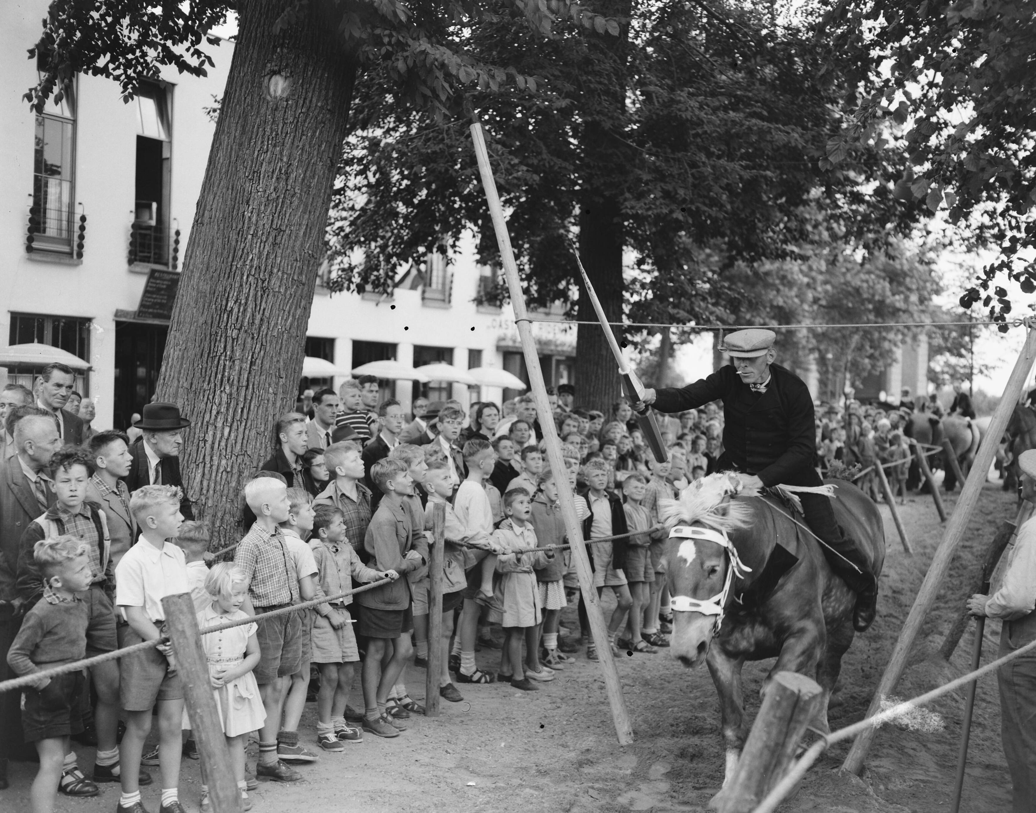 Fotocollectie Anefo — Middelburg jaarlijkse wedstrijden ringrijden — Foto: Pot, Harry / Anefo. Licentie: Set B: Rechtenvrij / Publiek Domein. Bron: Nationaal Archief. http://hdl.handle.net/10648/a939b1f4-d0b4-102d-bcf8-003048976d84