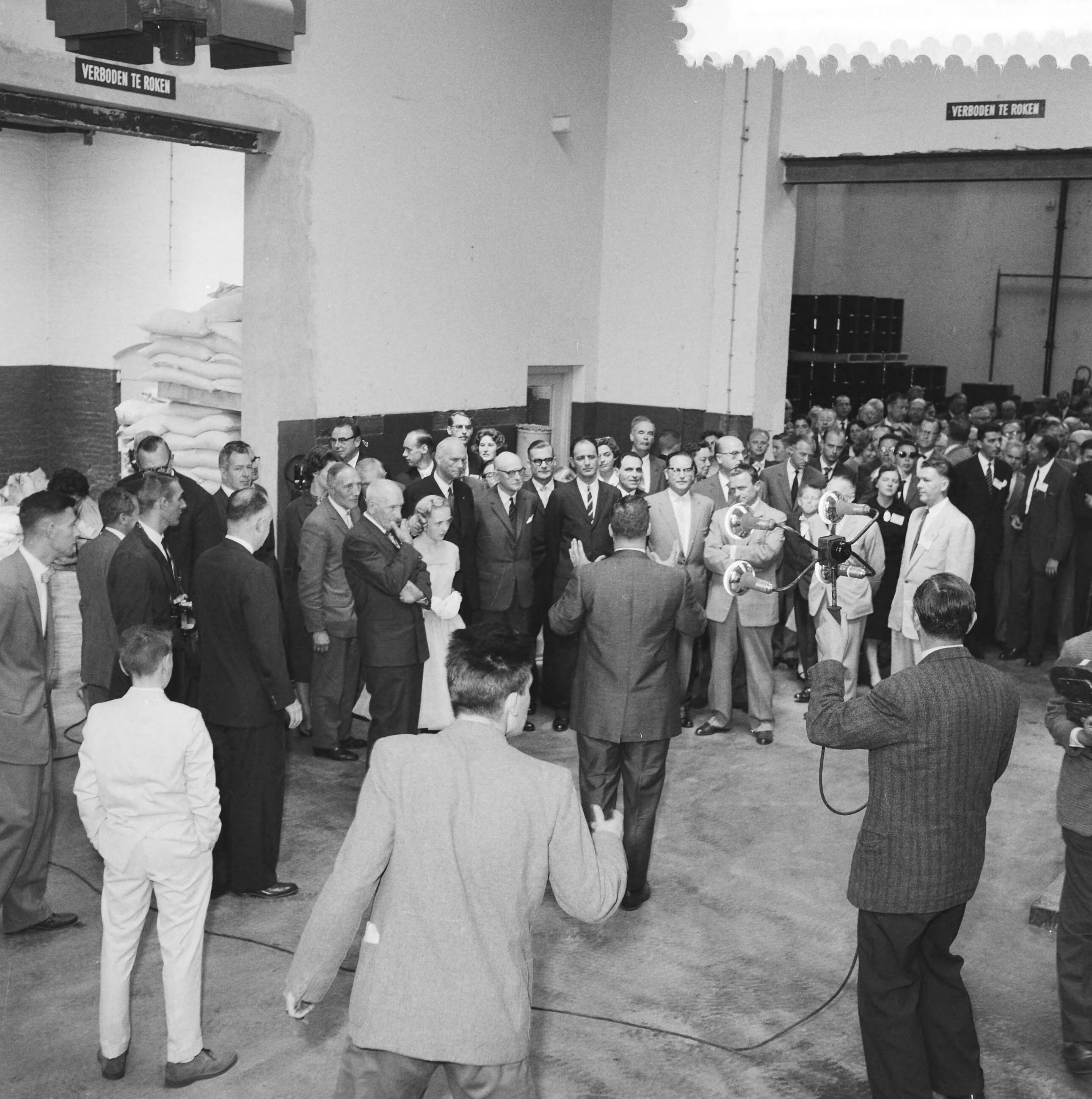 Fotocollectie Anefo — Opening fabriek Rust-Oleum te Haarlem. Toespraak van president-directeur Robert Fergusson jr, zoon van de oprichter — Foto: Behrens, Herbert F. / Anefo. Licentie: Set B: Rechtenvrij / Publiek Domein. Bron: Nationaal Archief. http://hdl.handle.net/10648/a9b22e36-d0b4-102d-bcf8-003048976d84