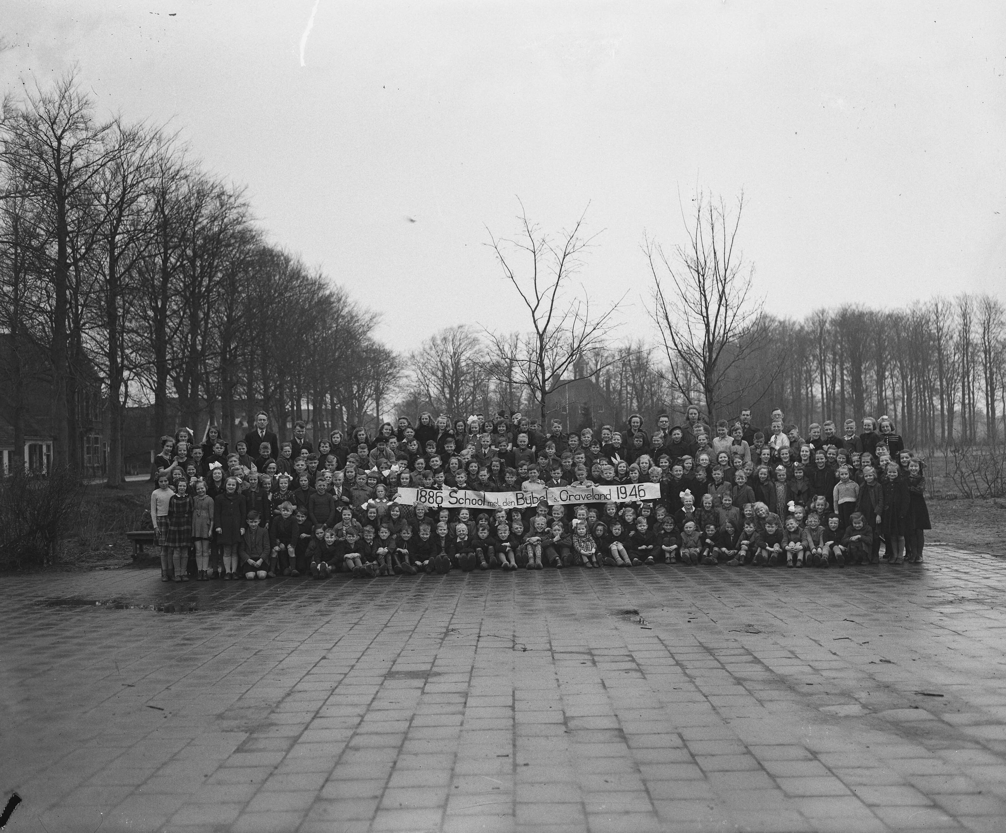 Fotocollectie Anefo — Groepsfoto scholieren en lararen van de School met den Bijbel te 's-Graveland (60-jarig bestaan 1886-1946) — Foto: Zeylemaker, Co / Anefo. Licentie: Set B: Rechtenvrij / Publiek Domein. Bron: Nationaal Archief. http://hdl.handle.net/10648/a8a64bda-d0b4-102d-bcf8-003048976d84