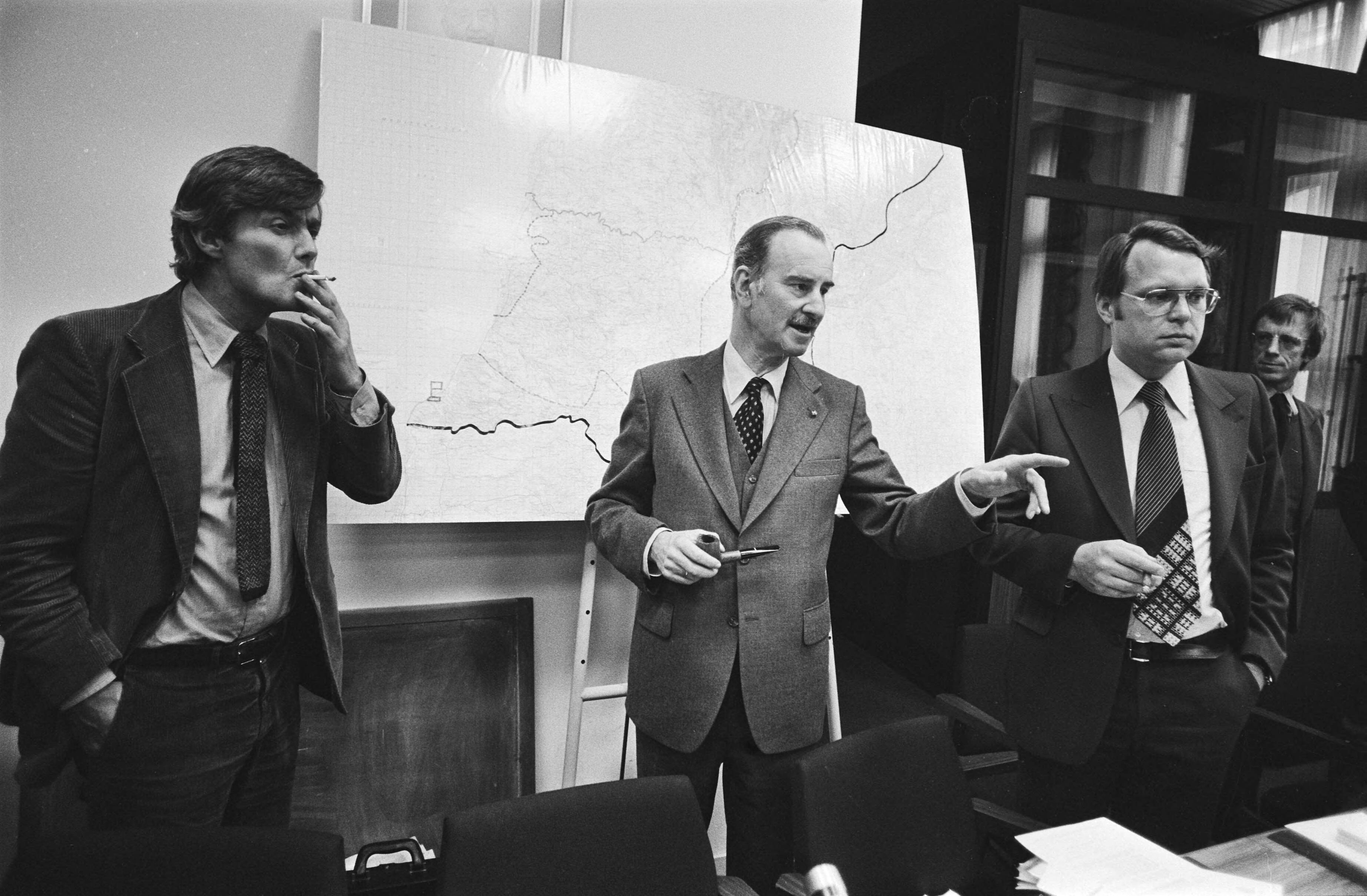 Fotocollectie Anefo — Overleg minister Scholten en Van der Klaauw en defensiecommissie ( Den Haag ) — Foto: Suyk, Koen / Anefo. Licentie: Set B: Rechtenvrij / Publiek Domein. Bron: Nationaal Archief. http://hdl.handle.net/10648/acc30f6e-d0b4-102d-bcf8-003048976d84