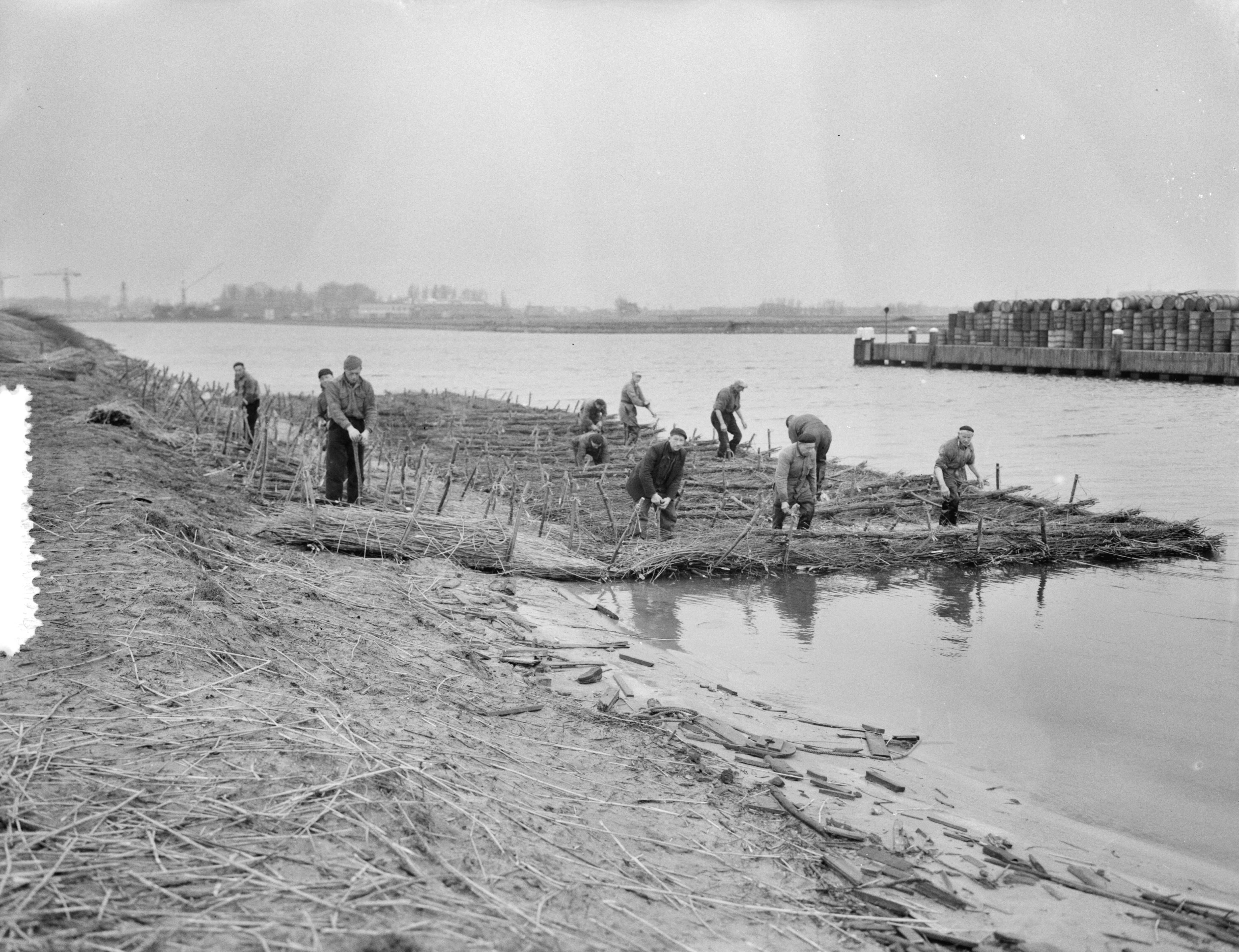 Ramp Tuindorp Oostzaan — Ramp Tuindorp Oostzaan. Rijswerkers in actie — Foto: Rossem, Wim van / Anefo. Licentie: Set B: Rechtenvrij / Publiek Domein. Bron: Nationaal Archief. http://hdl.handle.net/10648/a9a62050-d0b4-102d-bcf8-003048976d84