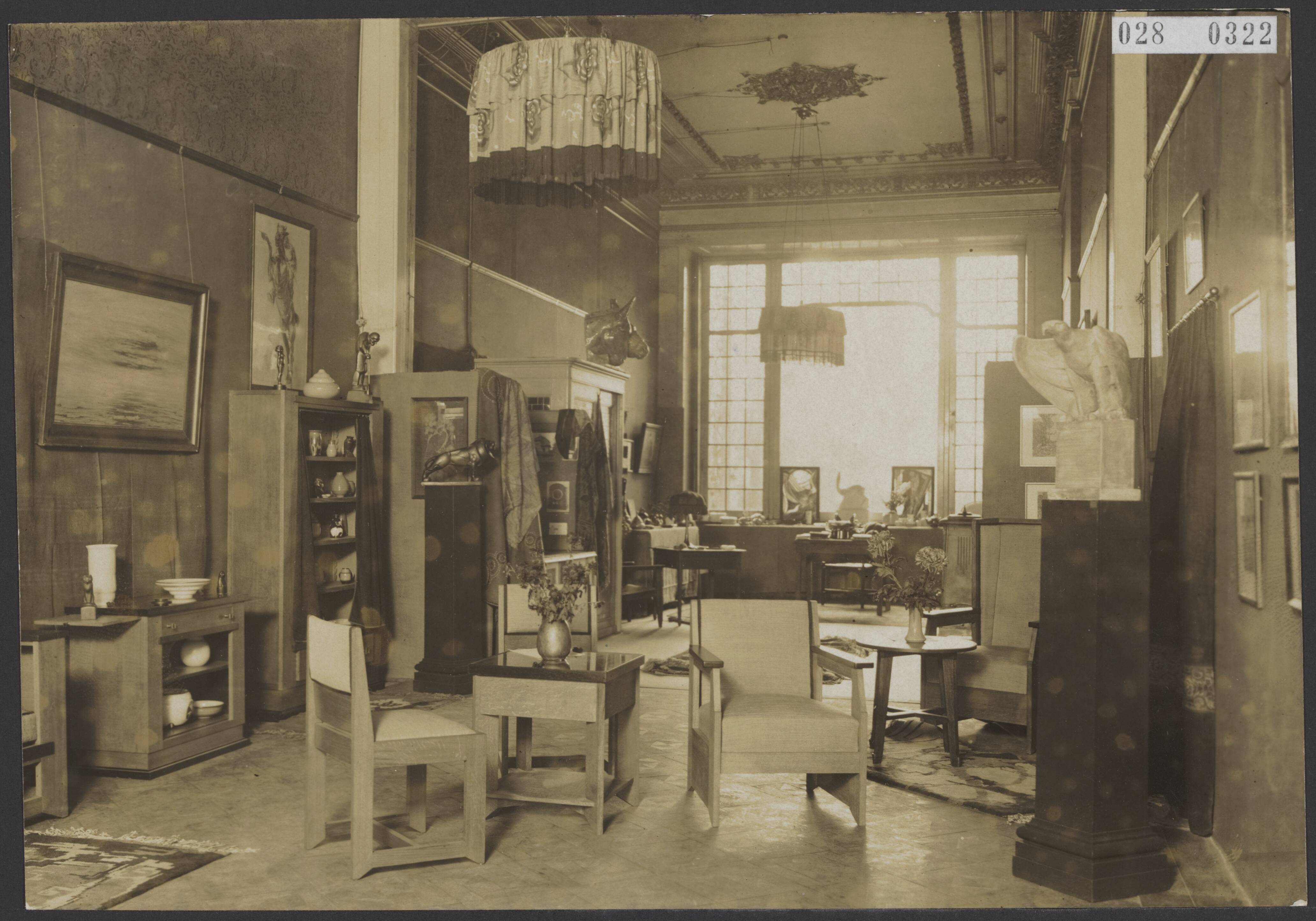 Fotocollectie Elsevier Binnenland — Kunstgroep "Bilthoven" organiseerde te Utrecht weer een expositie van de werken van de leden. Een kunstvolle verzameling in het gebouw v/h Begeer aan de Oudegracht te Utrecht — Foto: De Fotocentrale. Licentie: Set B: Rechtenvrij / Publiek Domein. Bron: Nationaal Archief. http://hdl.handle.net/10648/addd7524-d0b4-102d-bcf8-003048976d84