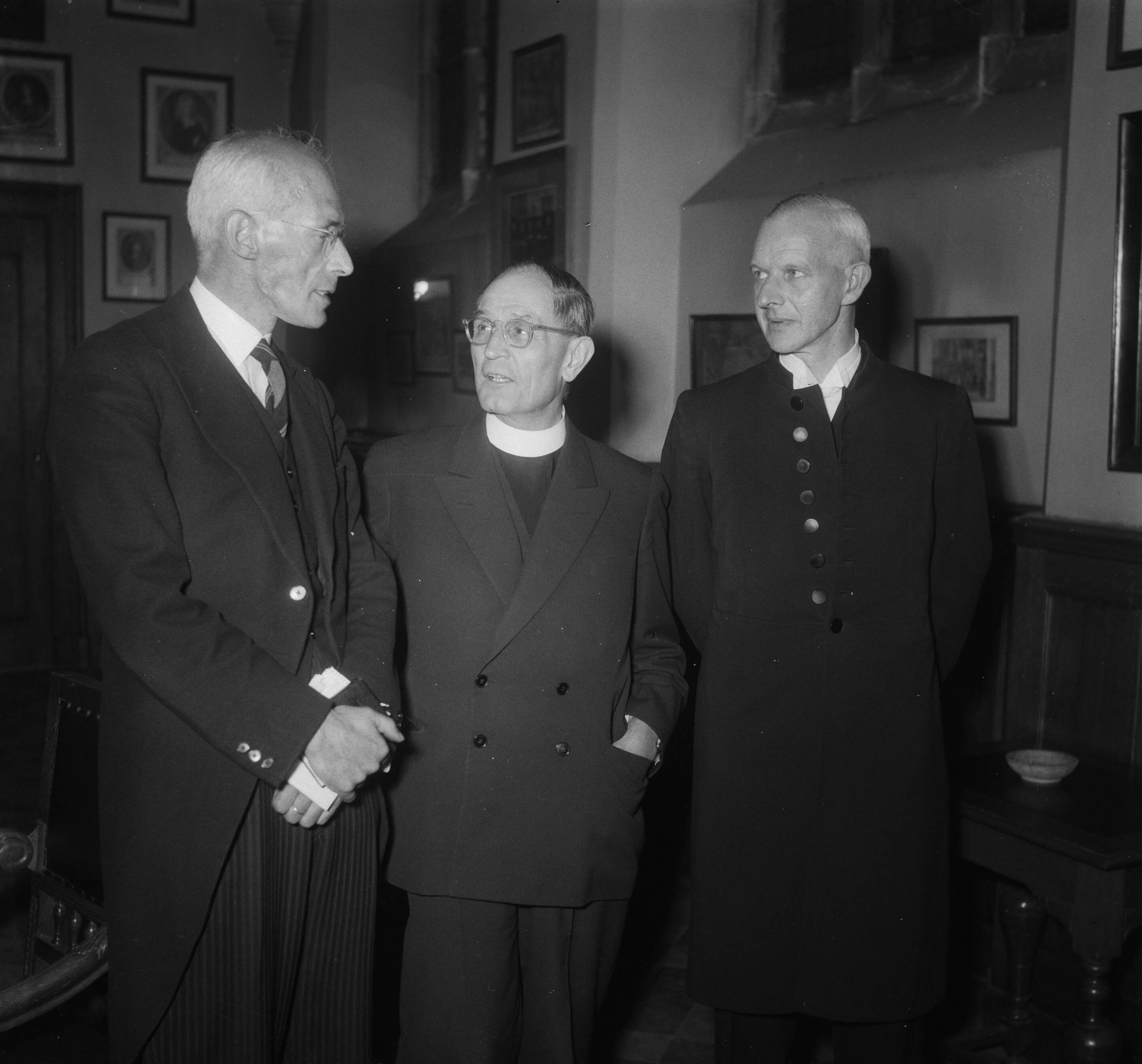 Fotocollectie Anefo — Ds. Martin Niemöller neemt deel aan oecumenische samenkomst in de Grote Kerk te Den Haag. Vlnr. Ds M.N.W. Smit (voorzitter Haagse Oecumenische Raad), ds. Niemöller en prof. P. Kaetze, predikant van de Duitse Evangelische gemeente in Den Haag — Foto: Noske, J.D. / Anefo. Licentie: Set B: Rechtenvrij / Publiek Domein. Bron: Nationaal Archief. http://hdl.handle.net/10648/a8fa6c1a-d0b4-102d-bcf8-003048976d84