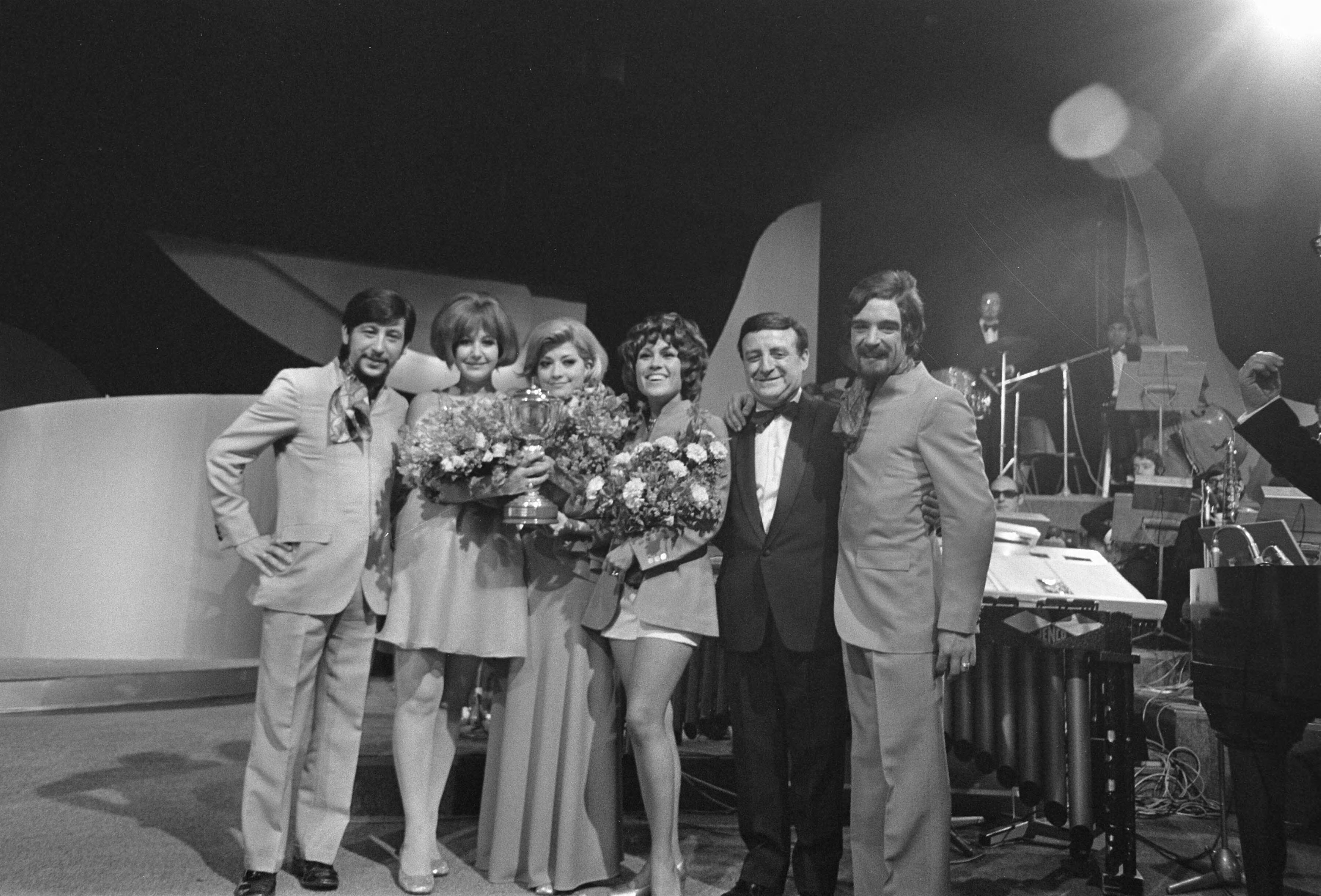 Singing Europe 1969, de finale in Scheveningen — De Spaanse ploeg — Foto: Fotograaf Onbekend / Anefo. Licentie: Set B: Rechtenvrij / Publiek Domein. Bron: Nationaal Archief. http://hdl.handle.net/10648/ab7238b0-d0b4-102d-bcf8-003048976d84