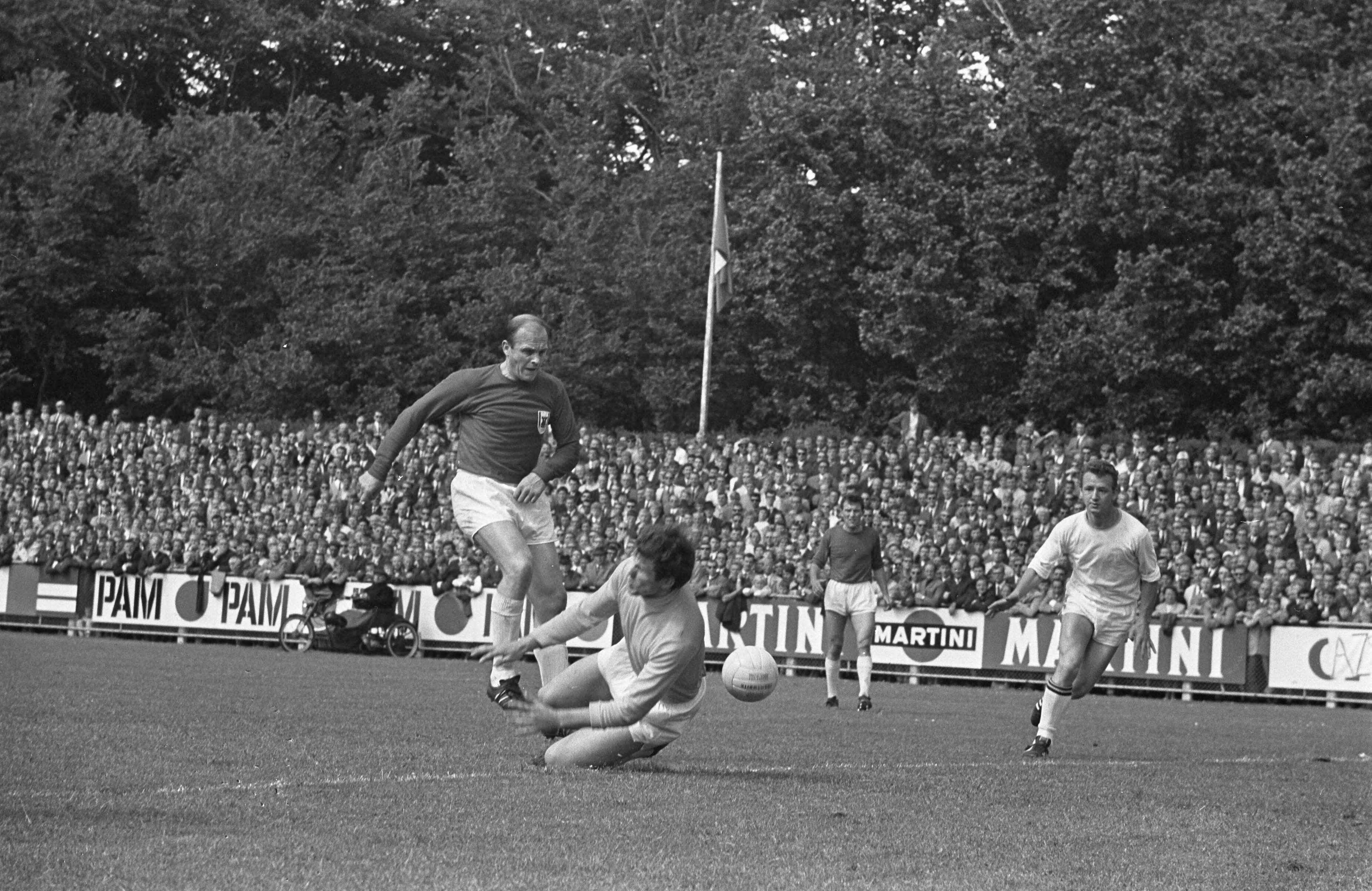Fotocollectie Anefo — AZ'67 tegen Vitesse 2-0. Keeper Van der Zwaard (Vitesse) in duel met Piet Ouderland (links) — Foto: Nijs, Jac. de / Anefo. Licentie: Set B: Rechtenvrij / Publiek Domein. Bron: Nationaal Archief. http://hdl.handle.net/10648/ab438a9c-d0b4-102d-bcf8-003048976d84
