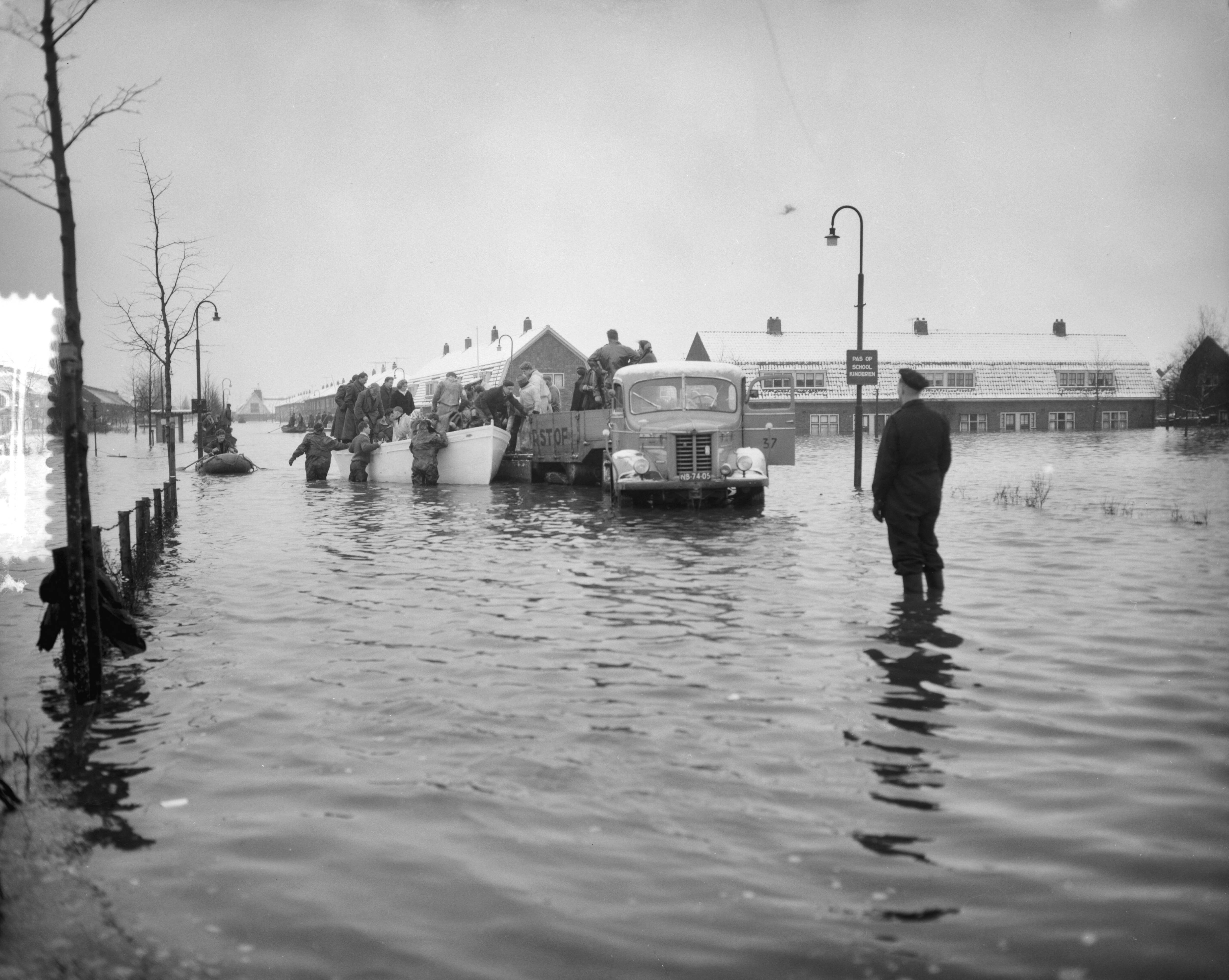 Ramp Tuindorp Oostzaan — Foto: Rossem, Wim van / Anefo. — Licentie: Set B: Rechtenvrij / Publiek Domein. Bron: Nationaal Archief. http://hdl.handle.net/10648/a9a5ab52-d0b4-102d-bcf8-003048976d84