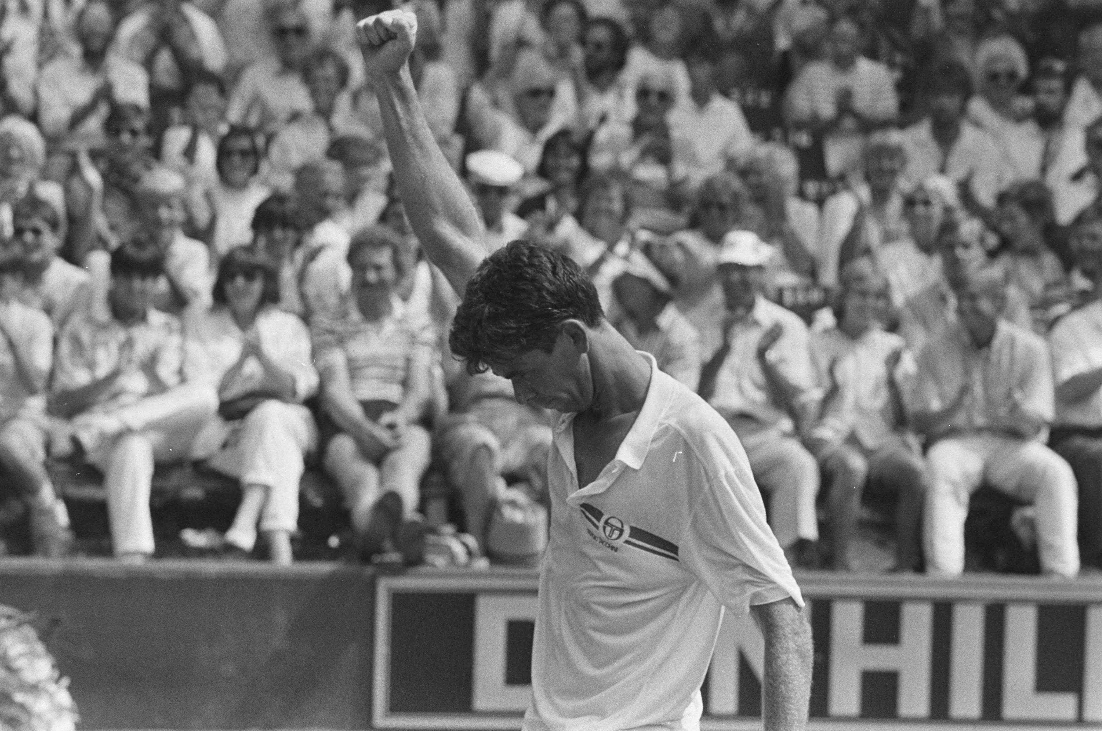 Fotocollectie Anefo — Internationaal tennis op Melkhuisje in Hilversum; Michiel Schapers steekt zijn vuist omhoog nadat hij van Sundstrom gewonnen heeft — Foto: Bogaerts, Rob / Anefo. Licentie: Set B: Rechtenvrij / Publiek Domein. Bron: Nationaal Archief. http://hdl.handle.net/10648/ad48c44c-d0b4-102d-bcf8-003048976d84