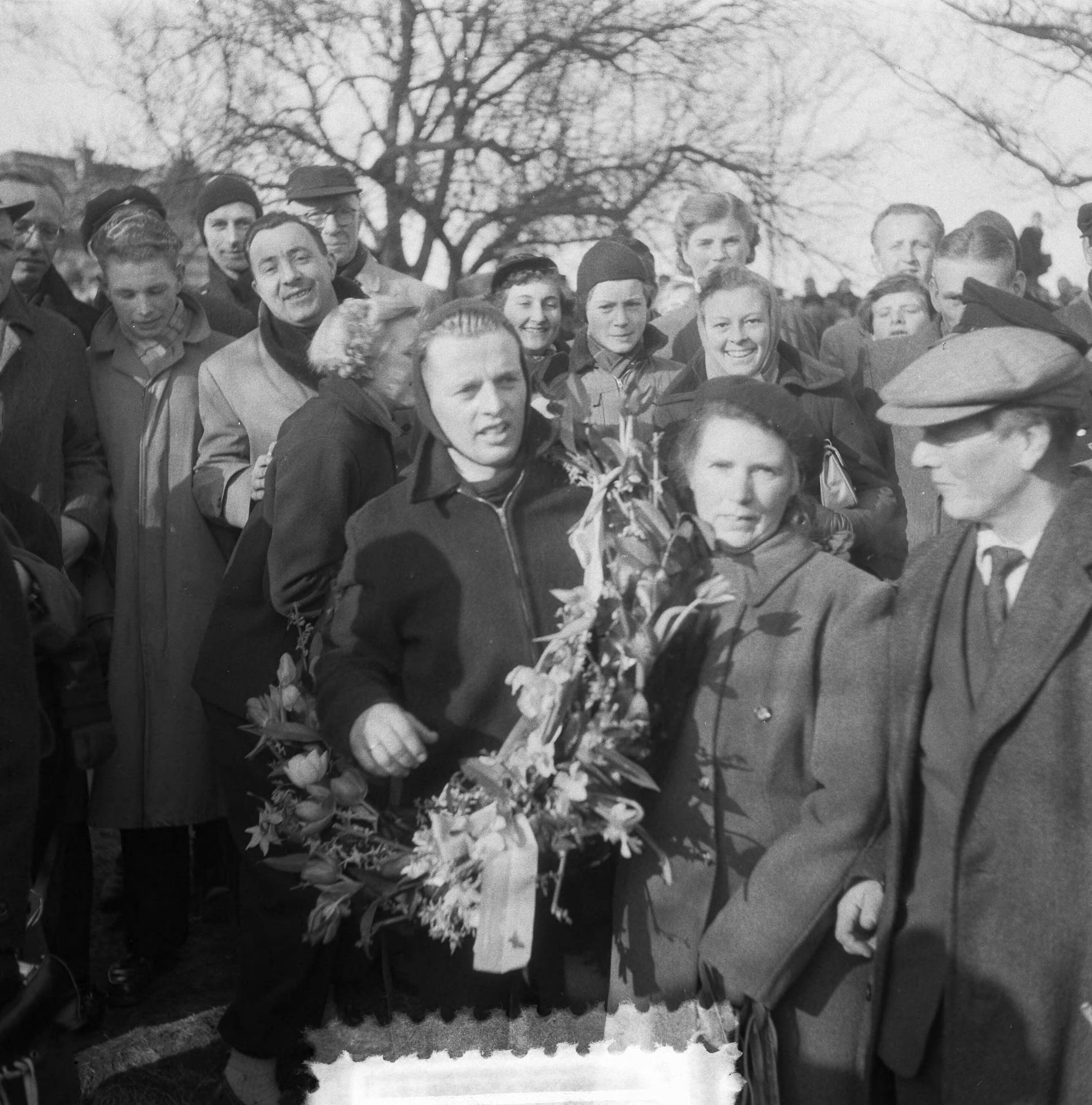 Elfstedentocht 1954 — Elfstedentocht. Winnaar Jeen van den Berg wordt gehuldigd — Foto: Noske, J.D. / Anefo. Licentie: Set B: Rechtenvrij / Publiek Domein. Bron: Nationaal Archief. http://hdl.handle.net/10648/a91c52e4-d0b4-102d-bcf8-003048976d84
