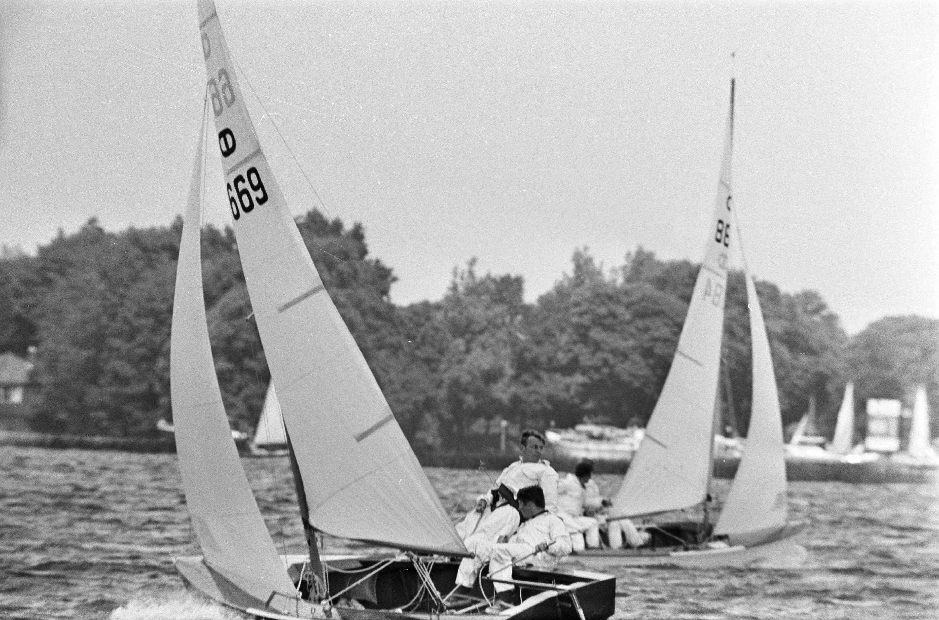 Fotocollectie Anefo — Loosdrecht Hollandweek. Buitenboord hangen bij de Stern — Foto: Kroon, Ron / Anefo. Licentie: Set B: Rechtenvrij / Publiek Domein. Bron: Nationaal Archief. http://hdl.handle.net/10648/ab480c34-d0b4-102d-bcf8-003048976d84