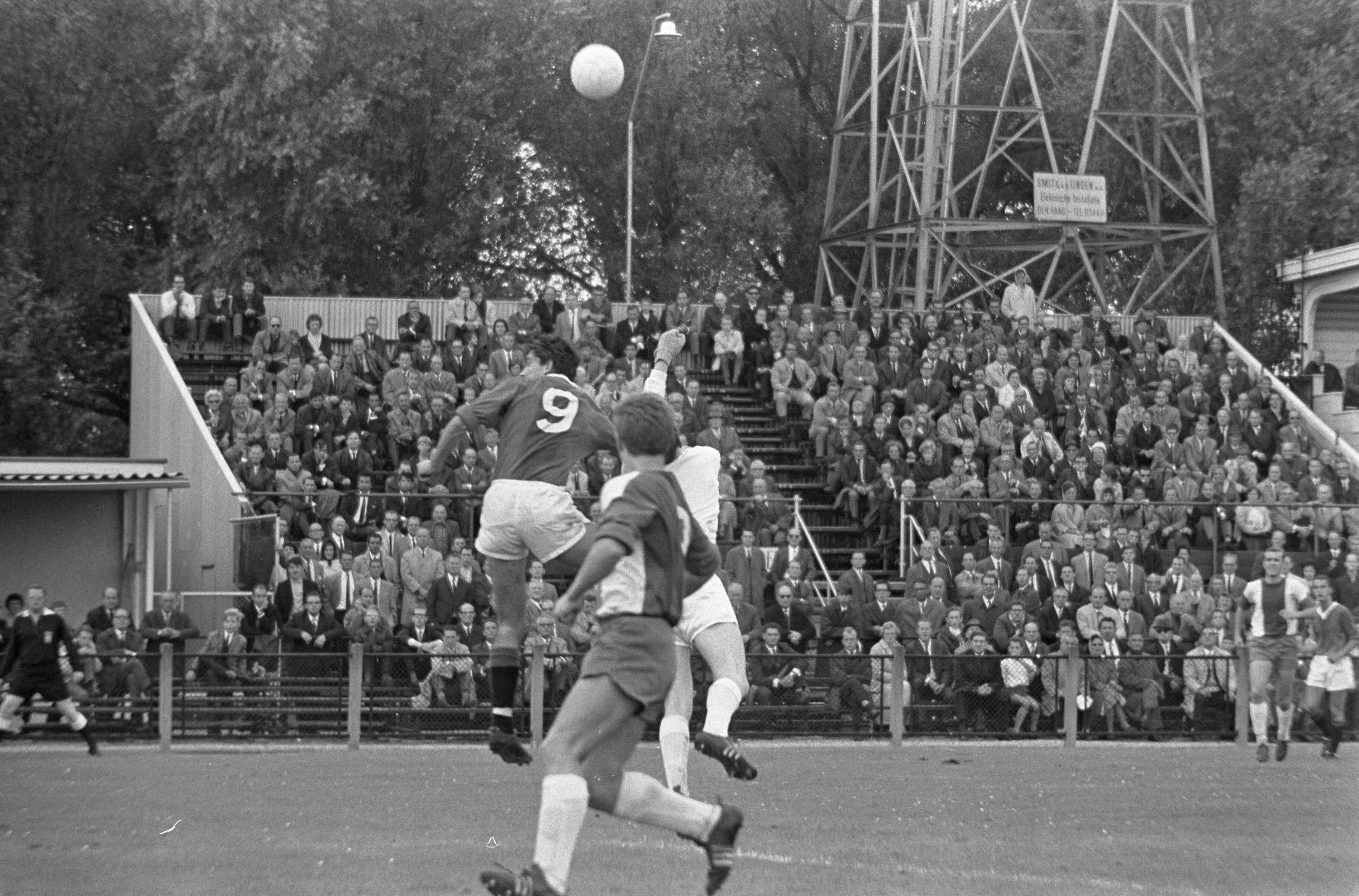 Voetbalwedstrijd van ADO-den Haag tegen Elinkwijk te Den Haag: 6-1 — Spelmoment — Foto: Fotograaf Onbekend / Anefo. Licentie: Set B: Rechtenvrij / Publiek Domein. Bron: Nationaal Archief. http://hdl.handle.net/10648/aafb0f7e-d0b4-102d-bcf8-003048976d84