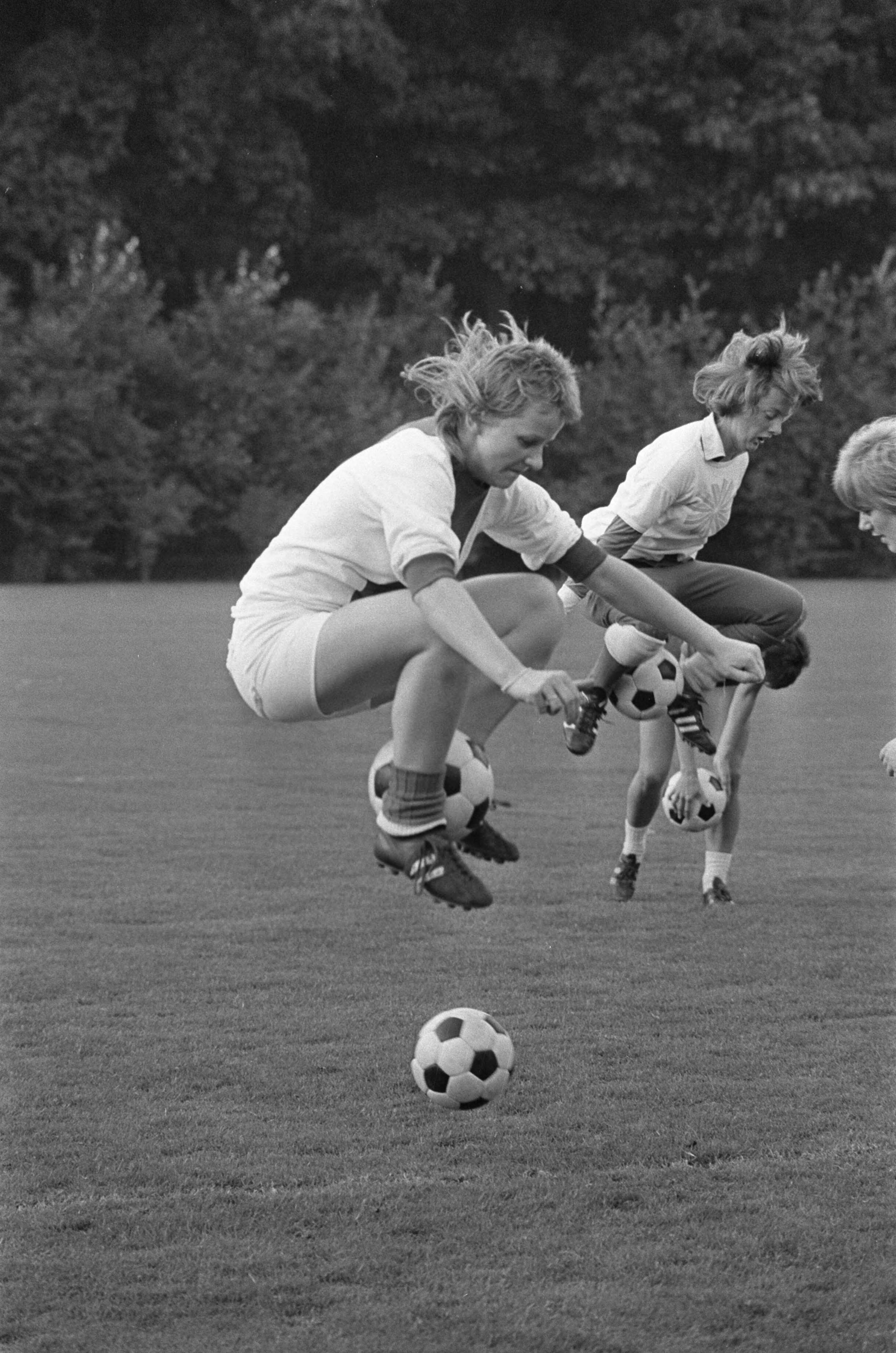 Fotocollectie Anefo — Training nationaal dames-voetbalelftal in Zeist, Jose van Hoof (voorgrond) tijdens training — Foto: Peters, Hans / Anefo. Licentie: Set B: Rechtenvrij / Publiek Domein. Bron: Nationaal Archief. http://hdl.handle.net/10648/ac37d098-d0b4-102d-bcf8-003048976d84