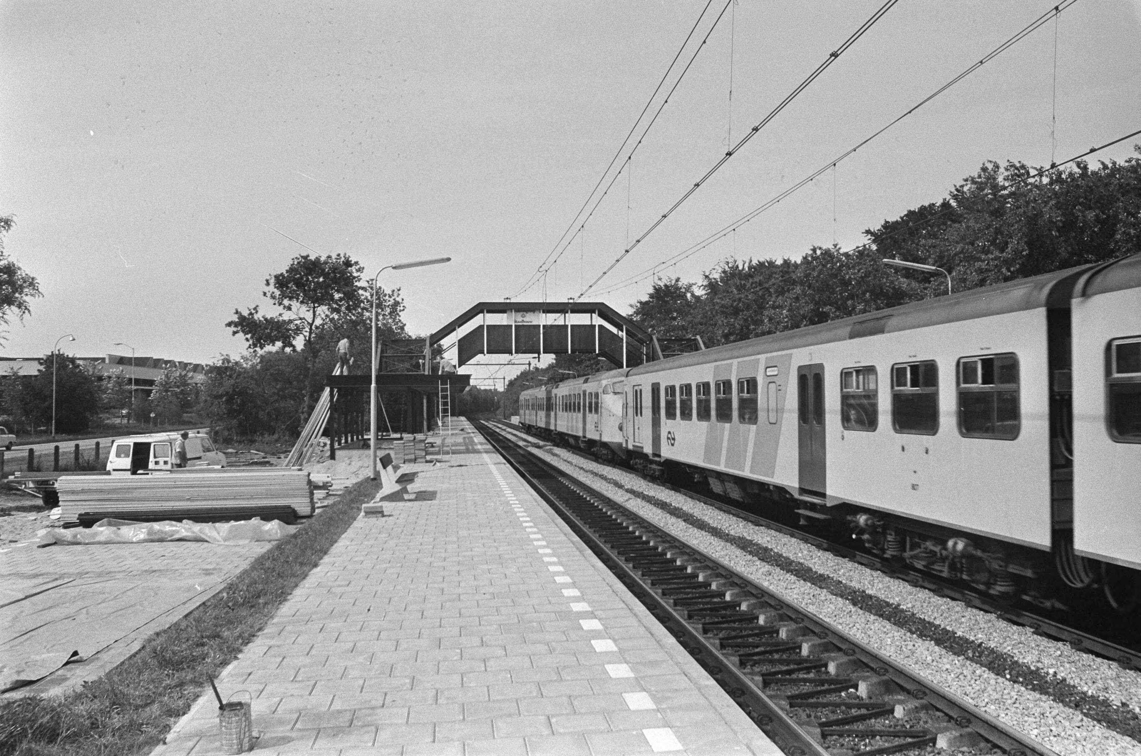 Fotocollectie Anefo — Nieuw NS-station in Hilversum, het NOS-station in Hilversum — Foto: Punt, W. / Anefo. Licentie: Set B: Rechtenvrij / Publiek Domein. Bron: Nationaal Archief. http://hdl.handle.net/10648/ac525526-d0b4-102d-bcf8-003048976d84