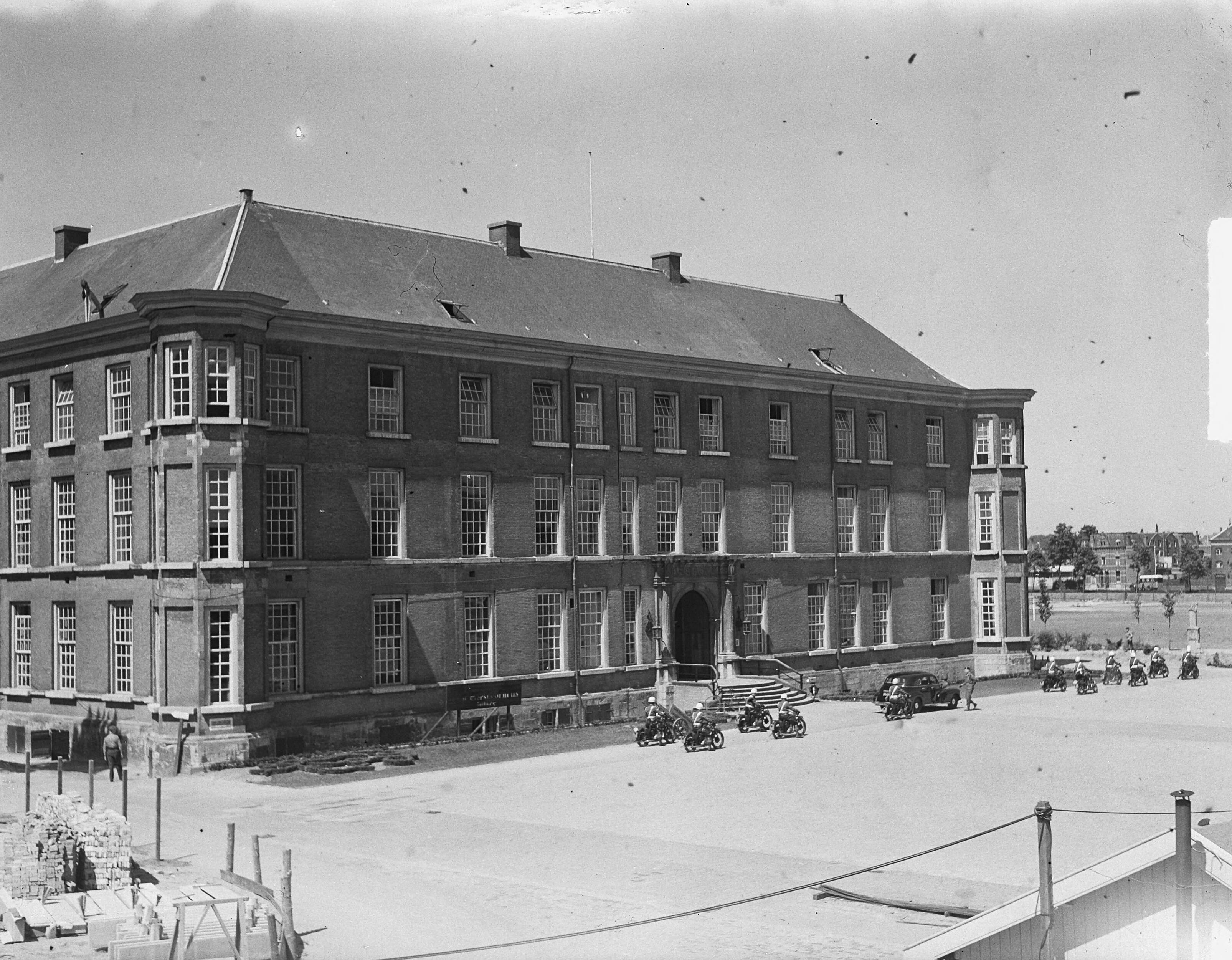 Fotocollectie Anefo — Gebouw KMA te Breda — Foto: Merk, Ben / Anefo. Licentie: Set B: Rechtenvrij / Publiek Domein. Bron: Nationaal Archief. http://hdl.handle.net/10648/a8cad9c8-d0b4-102d-bcf8-003048976d84