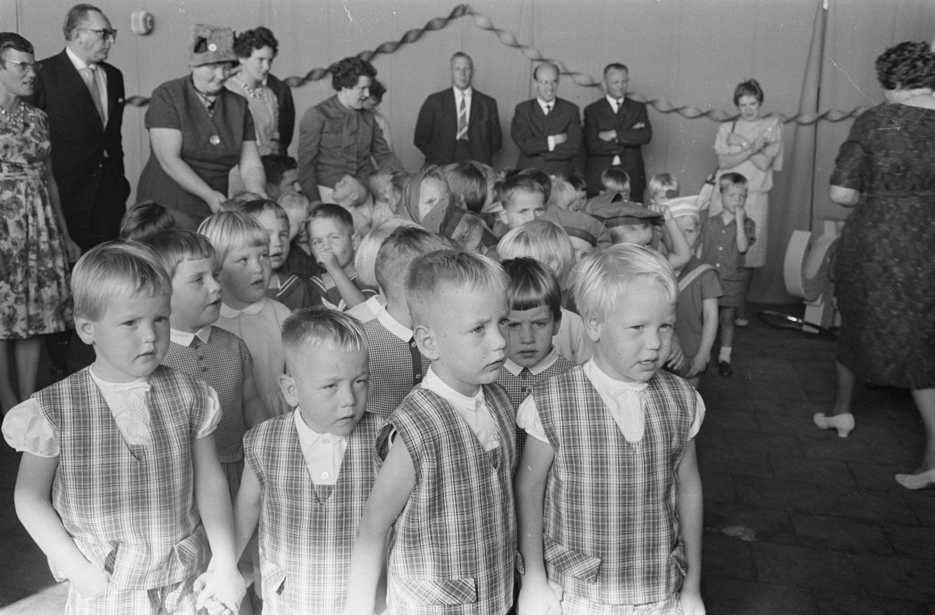 Fotocollectie Anefo — In de Expohal te Hilversum werd een babyvakbeurs gehouden, de Friese vierling Dirkje, Meint, Willem en Lotje Loutenbach — Foto: Pot, Harry / Anefo. Licentie: Set B: Rechtenvrij / Publiek Domein. Bron: Nationaal Archief. http://hdl.handle.net/10648/aa1a7162-d0b4-102d-bcf8-003048976d84