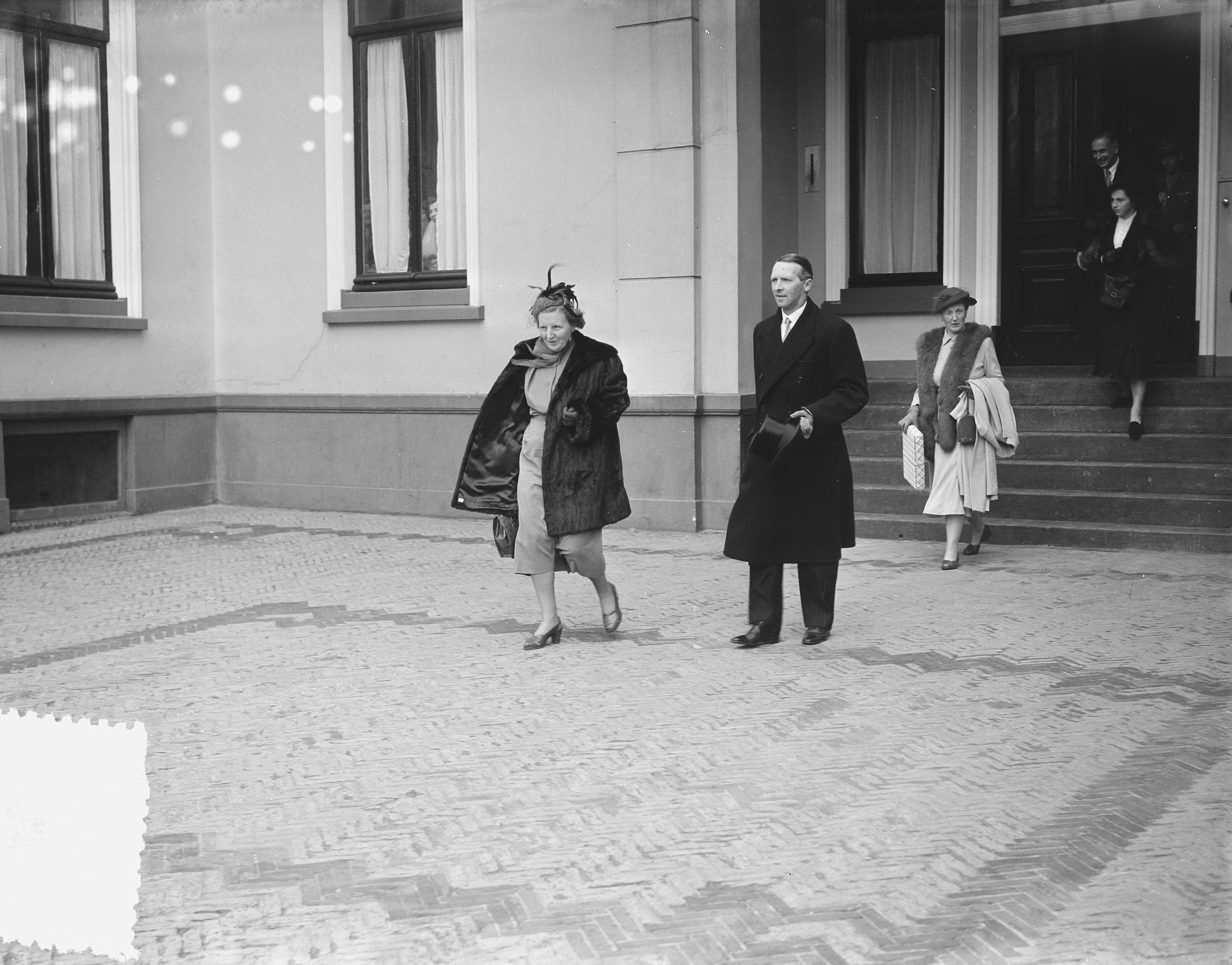 Koningin Juliana bezoekt Leeuwarden — Foto: Bilsen, Joop van / Anefo. — Licentie: Set B: Rechtenvrij / Publiek Domein. Bron: Nationaal Archief. http://hdl.handle.net/10648/a90025c4-d0b4-102d-bcf8-003048976d84