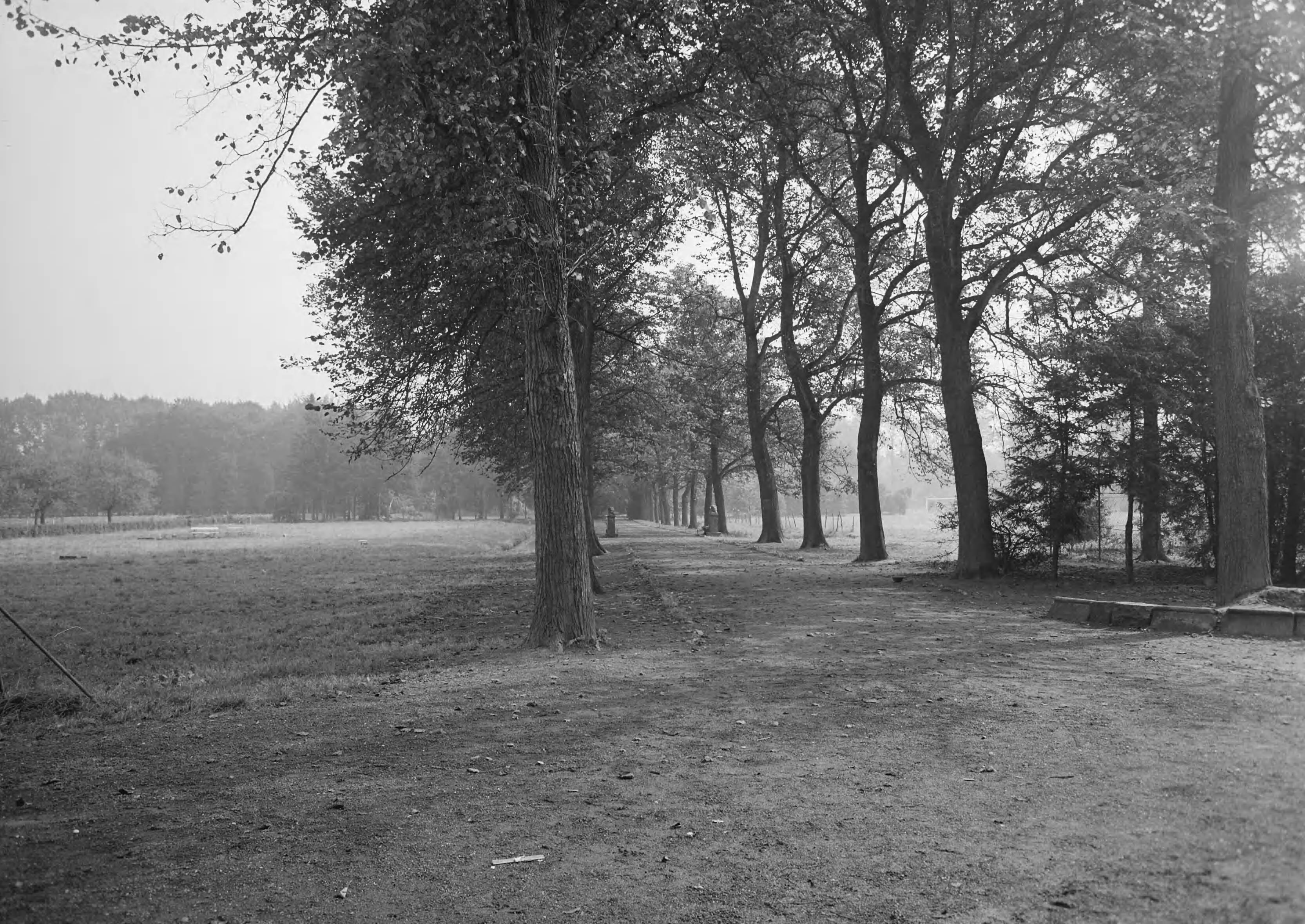 Fotocollectie Nederlandse Heidemaatschappij — Tegenwoordige toestand toekomstig sporveldencomplex Geusselt. Boerdeij met oude boomgaard nabij kasteel Geusselt — Foto: Eyssen, [...] / Heidemij. Licentie: Set B: Rechtenvrij / Publiek Domein. Bron: Nationaal Archief. http://hdl.handle.net/10648/ae789f54-d0b4-102d-bcf8-003048976d84
